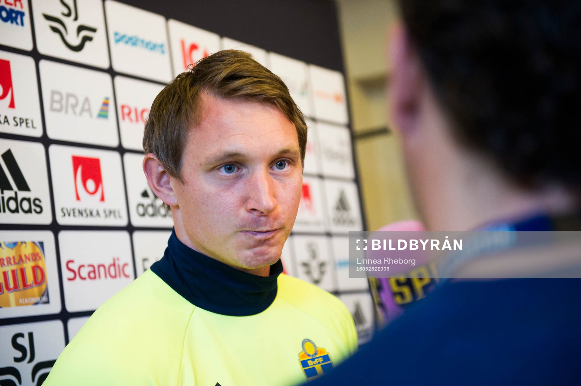 Kim Källström pratar med media i mixed zone