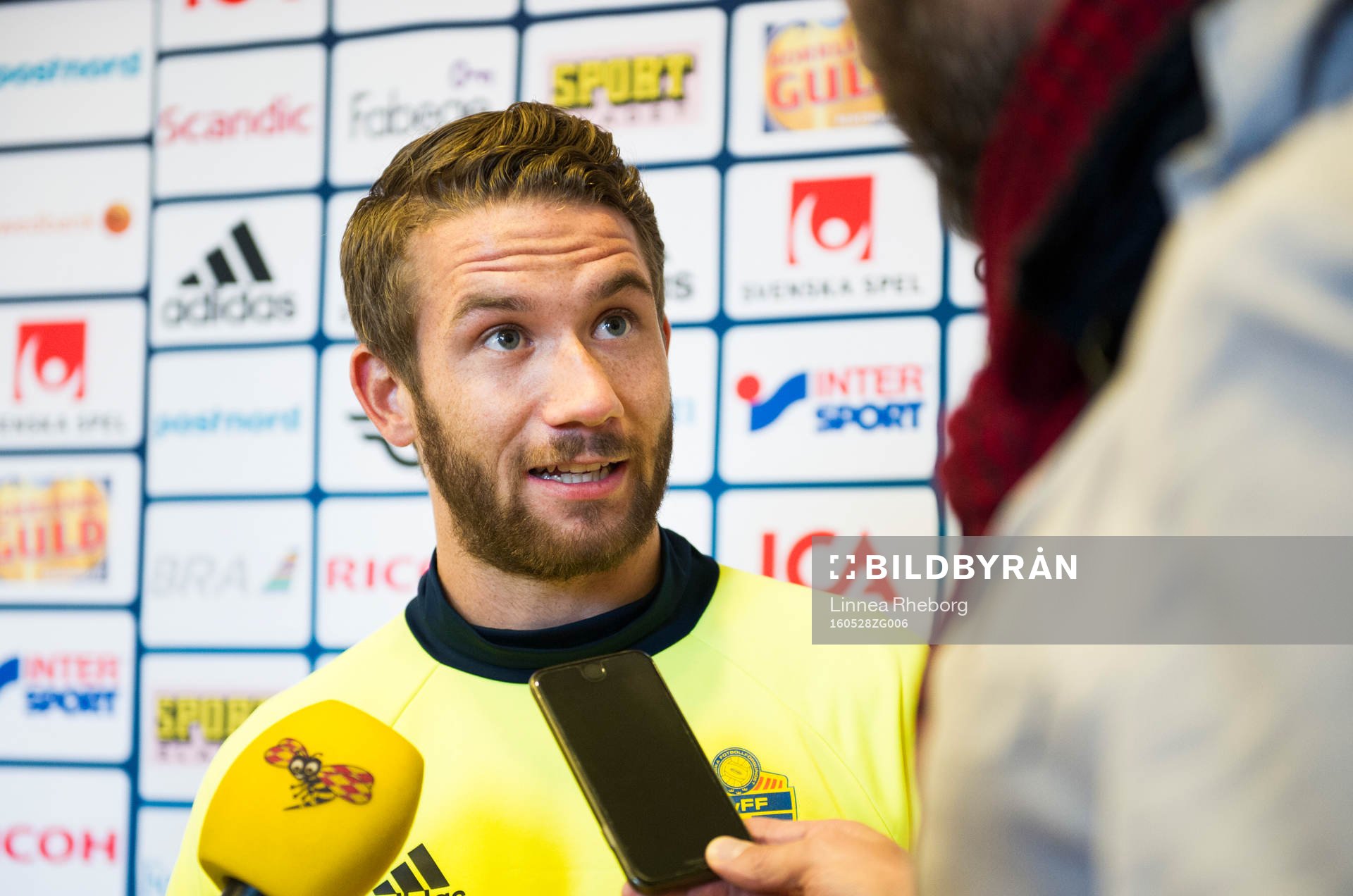 Marcus Rohdén pratar med media