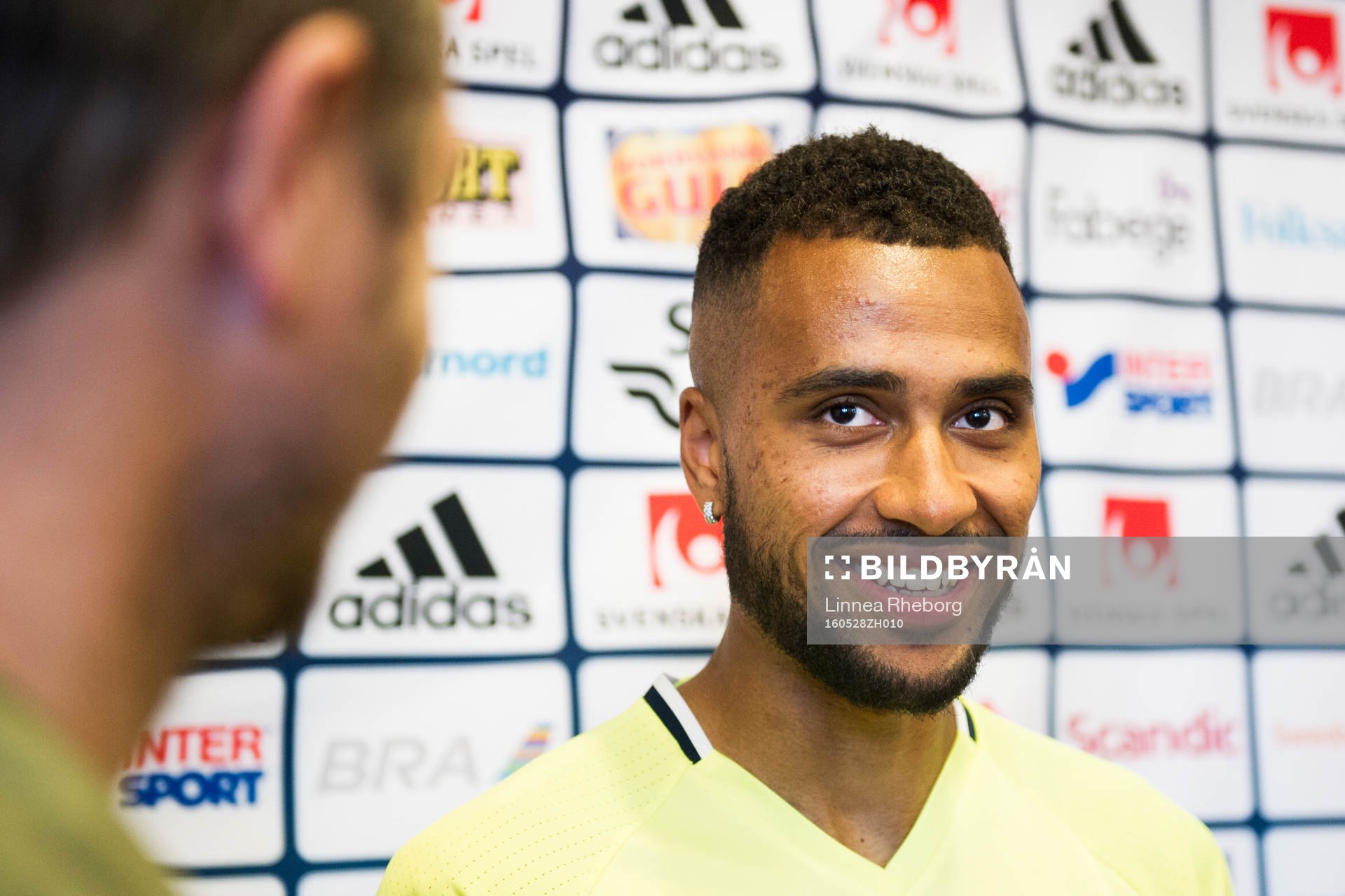Isaac Kiese Thelin pratar med media i mixed zone