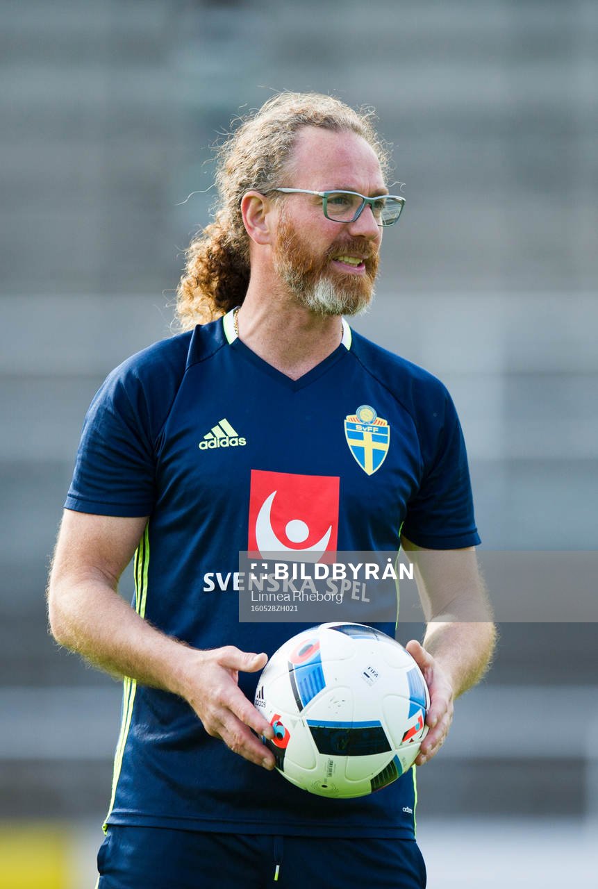 Sjukgymnast Rickard Dahan under en träning med Sveriges fotbollslandslag den 28 maj 2016 i Stockholm.