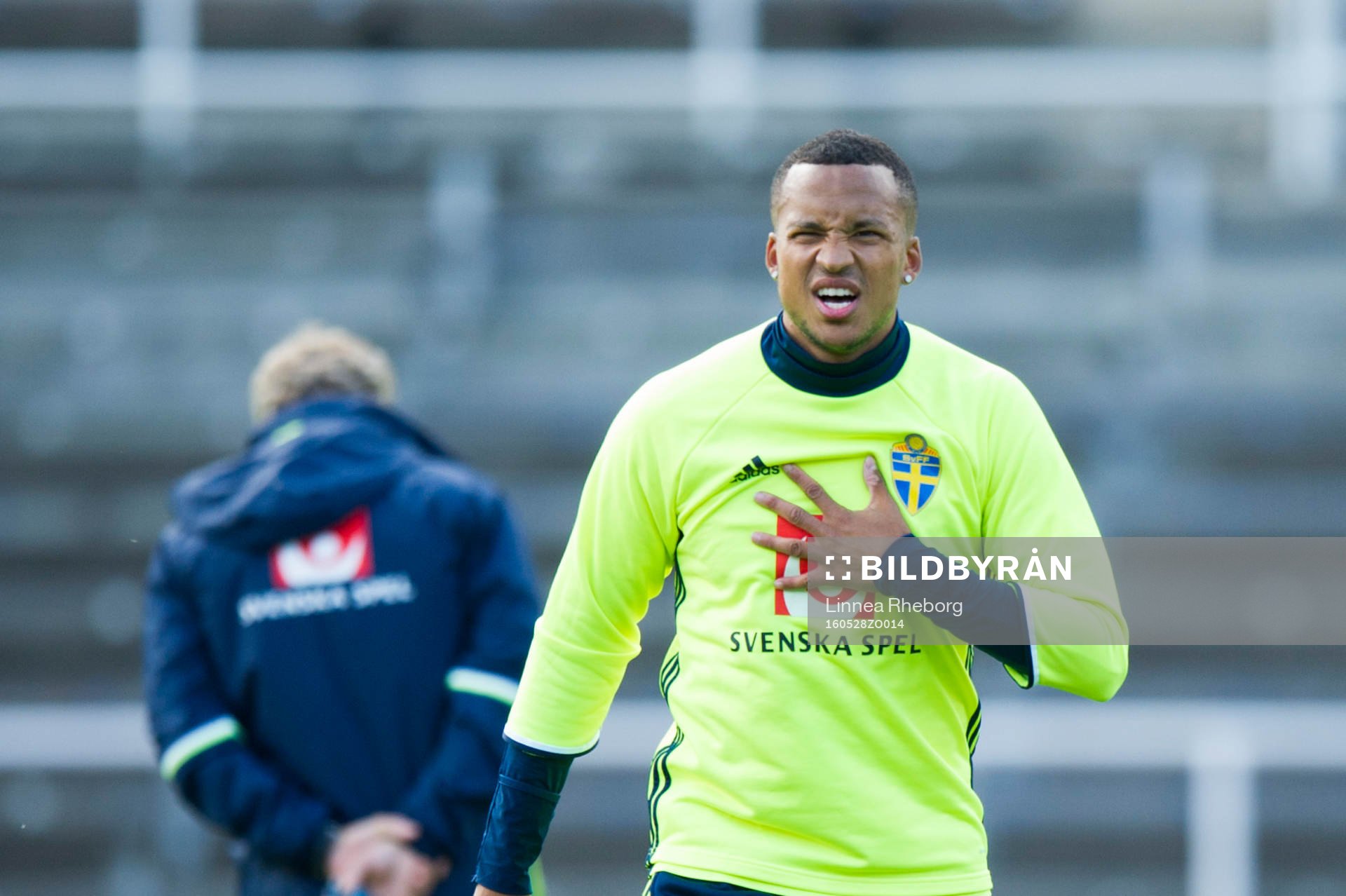 Martin Olsson ta sig för bröstet