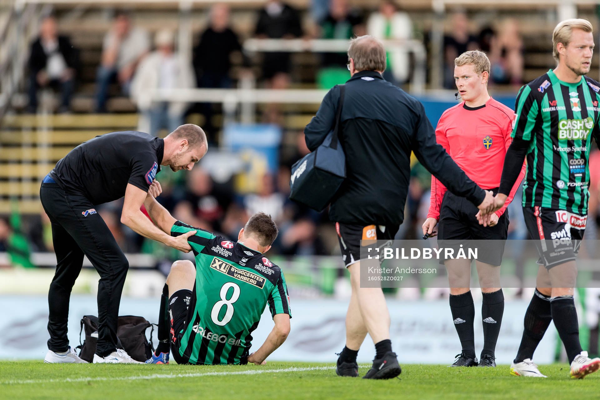 Varbergs Peter Nyström blir skadad och utbytt under fotbollsmatchen i Superettan mellan Varberg och Sirius den 28 maj 2016 i Varberg.