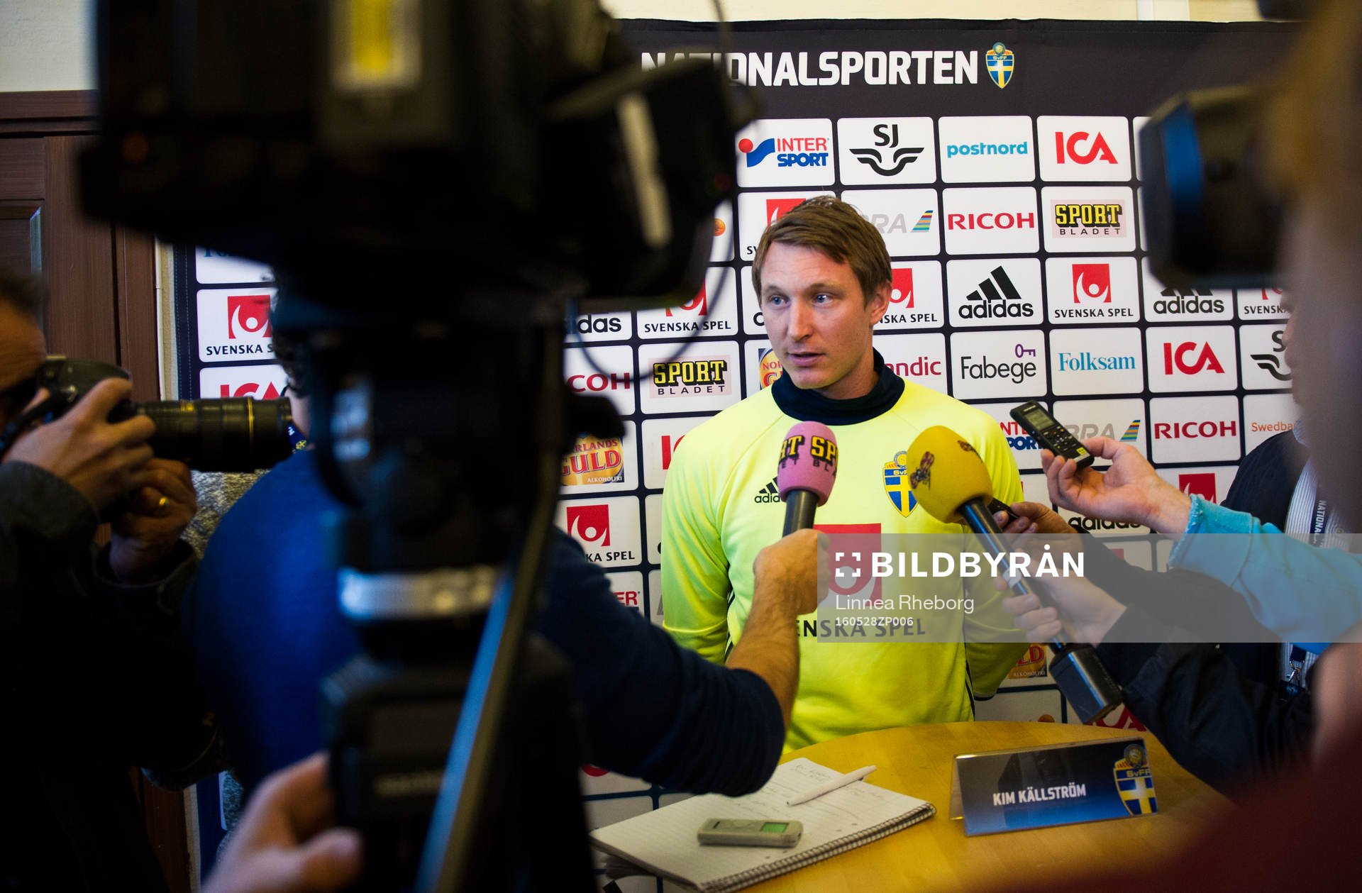 Kim Källström pratar med media i mixed zone
