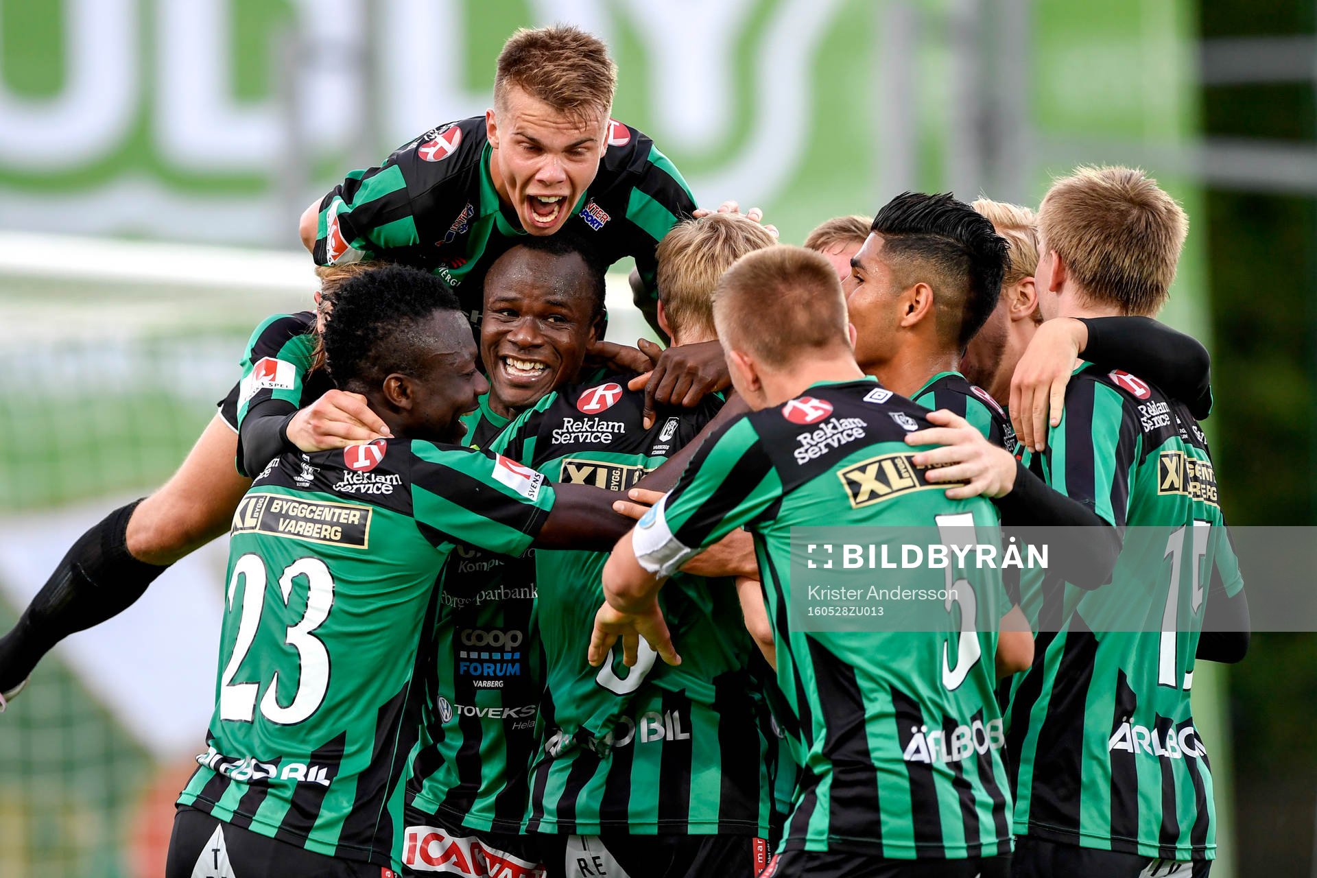Varbergs Pär Asp jublar med lagkamraterna efter 1-0 under fotbollsmatchen i Superettan mellan Varberg och Sirius den 28 maj 2016 i Varberg.