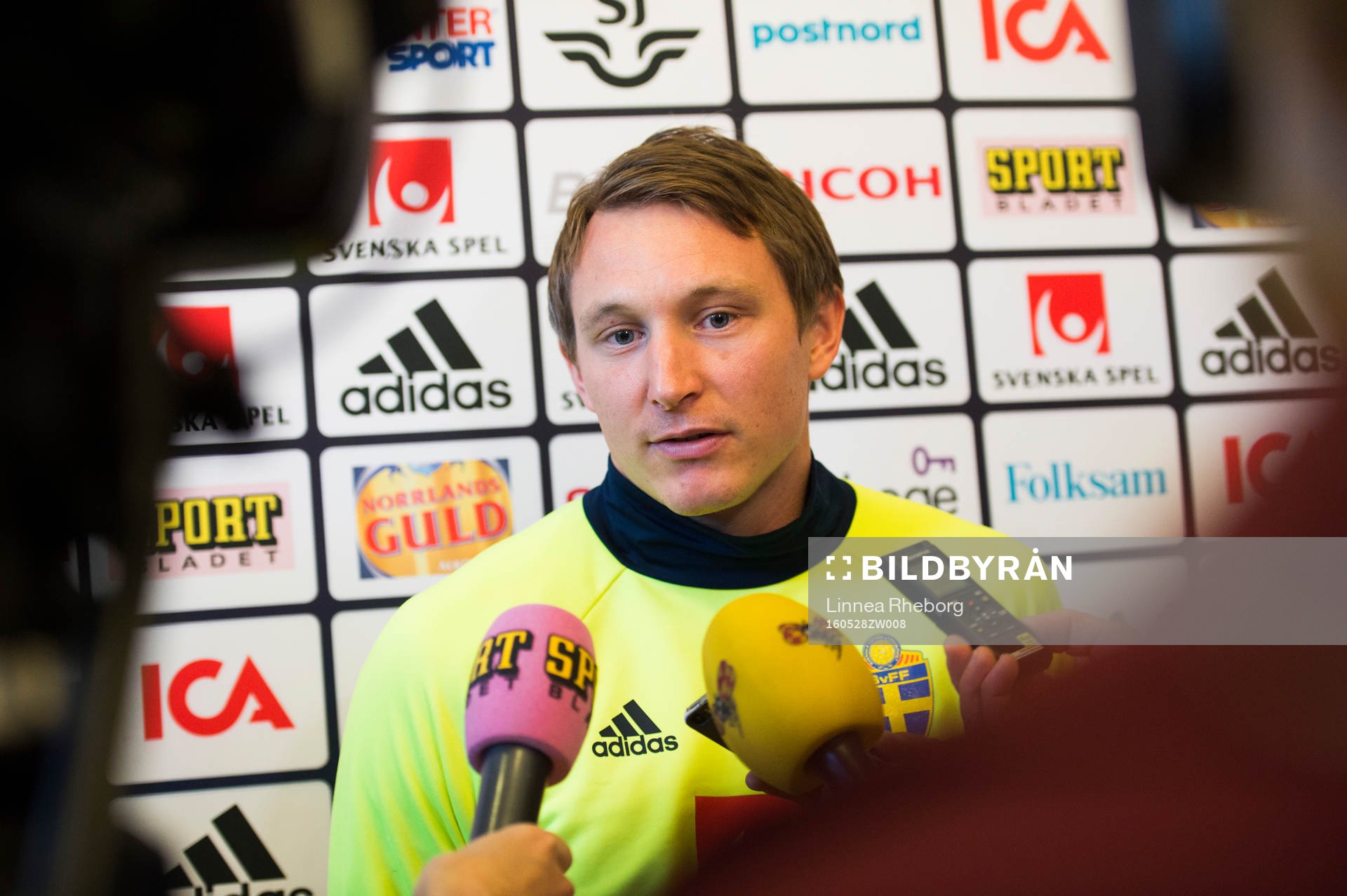 Kim Källström pratar med media i mixed zone