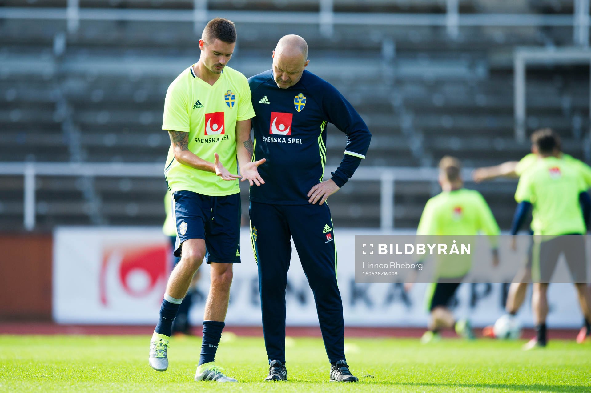 Mikael Lustig får ont i foten och pratar med naprapat