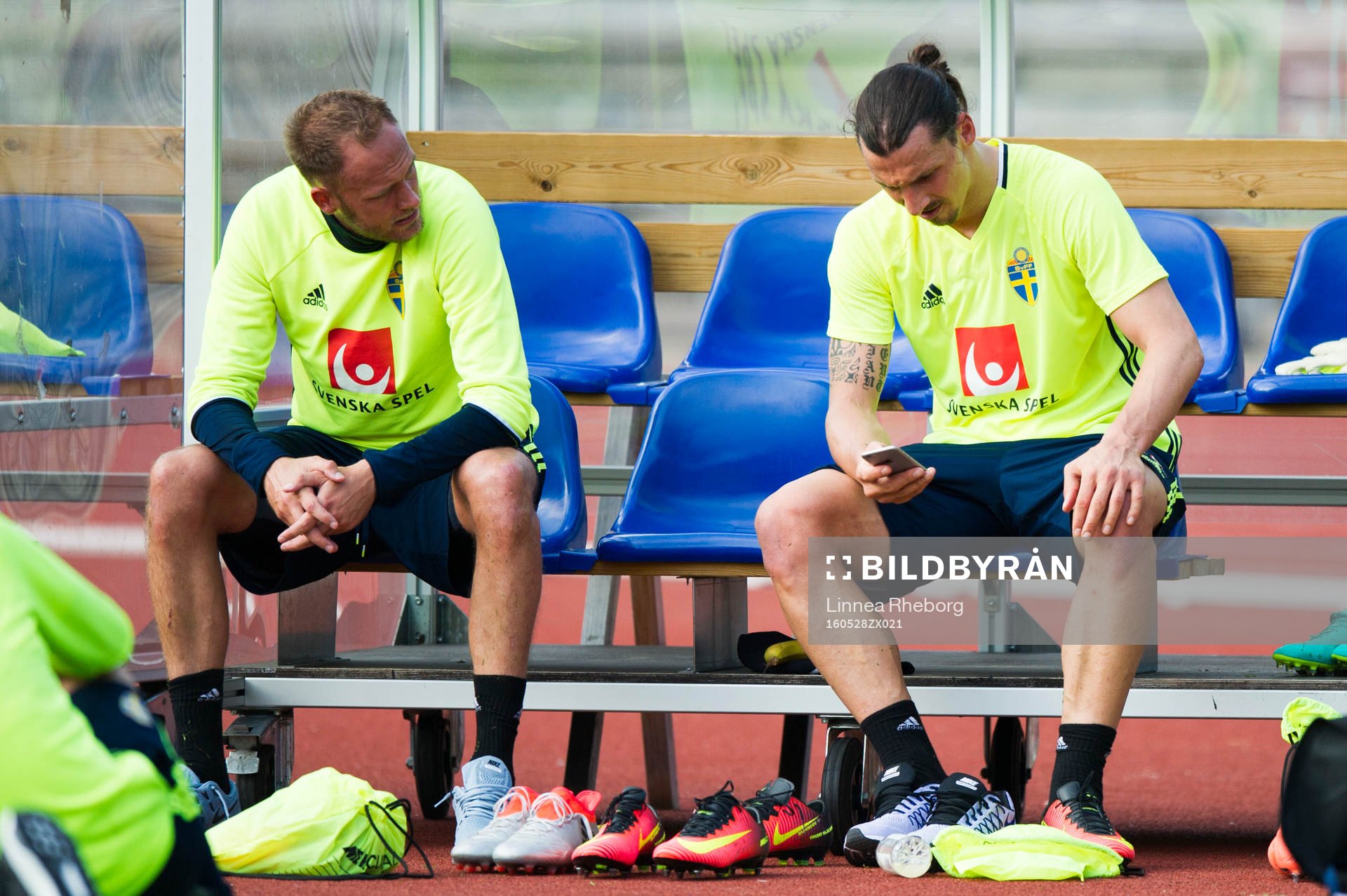 Andreas Granqvist tittar på Zlatan Ibrahimovic som sitter
