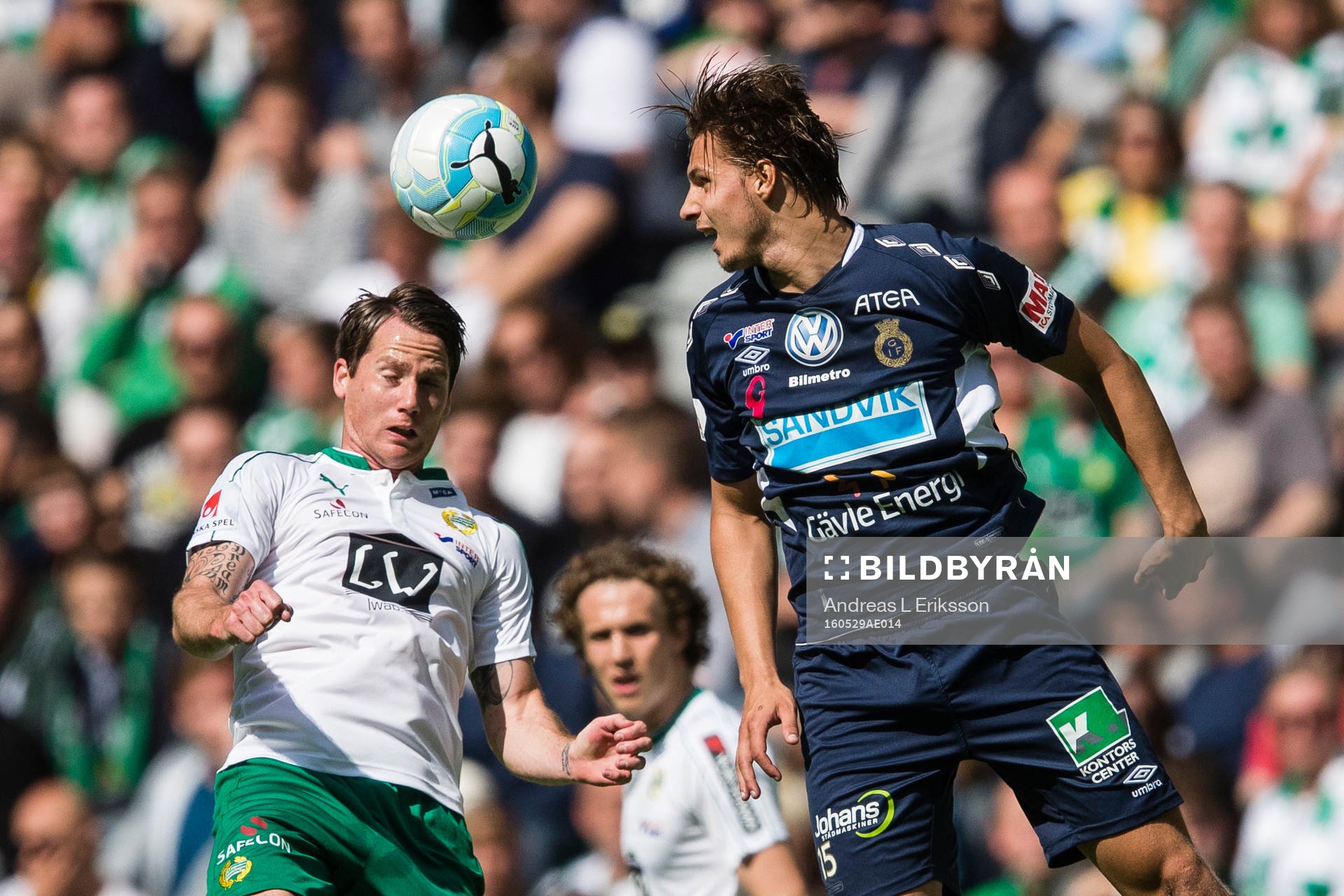 Hammarbys Johan Persson i en nickduell med Gefles Jacob