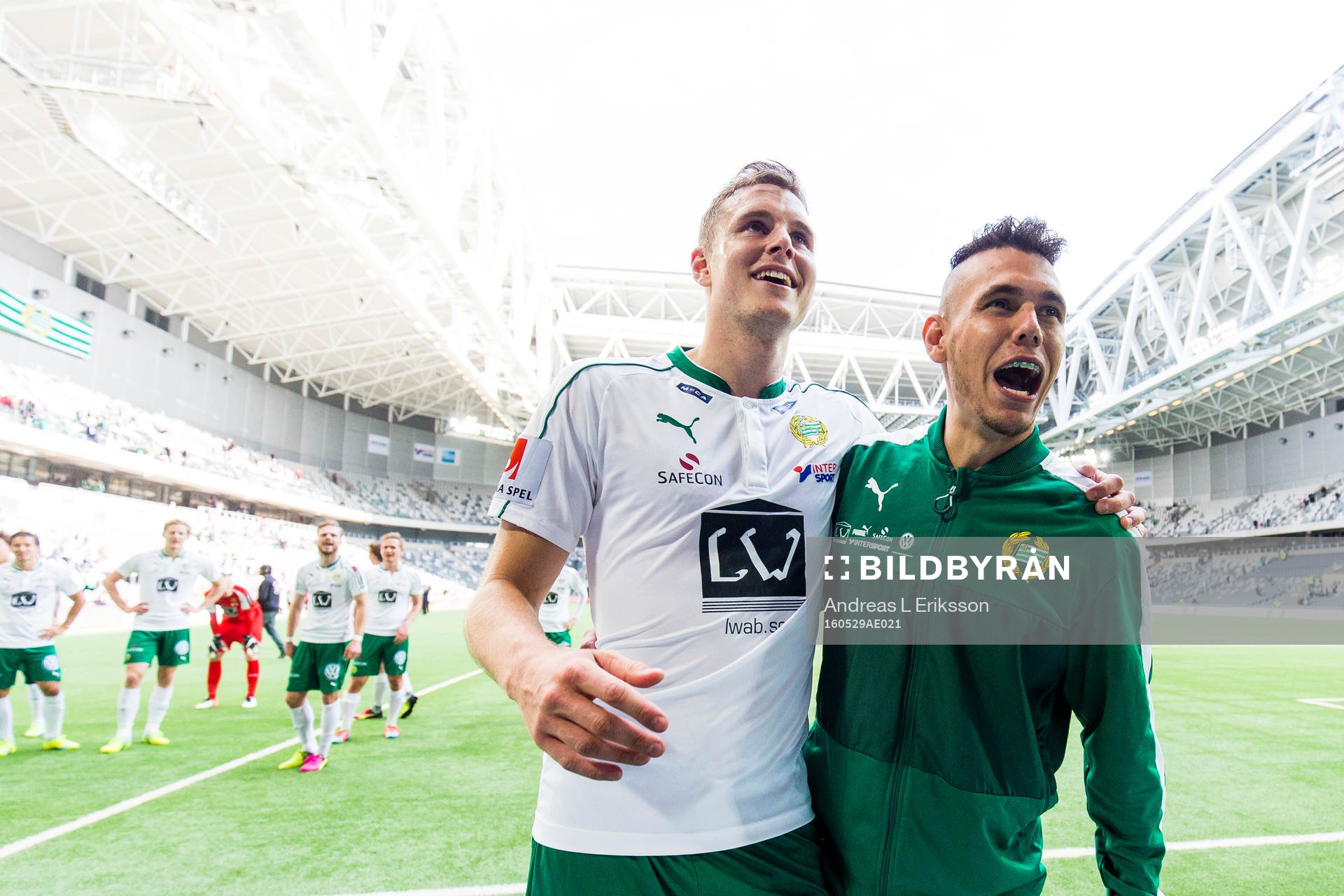 Hammarbys Richard Magyar och Alexssander Medeiros de Azeredo jublar efter fotbollsmatchen i Allsvenskan mellan Hammarby och Gefle den 29 maj 2016 i Stockholm.