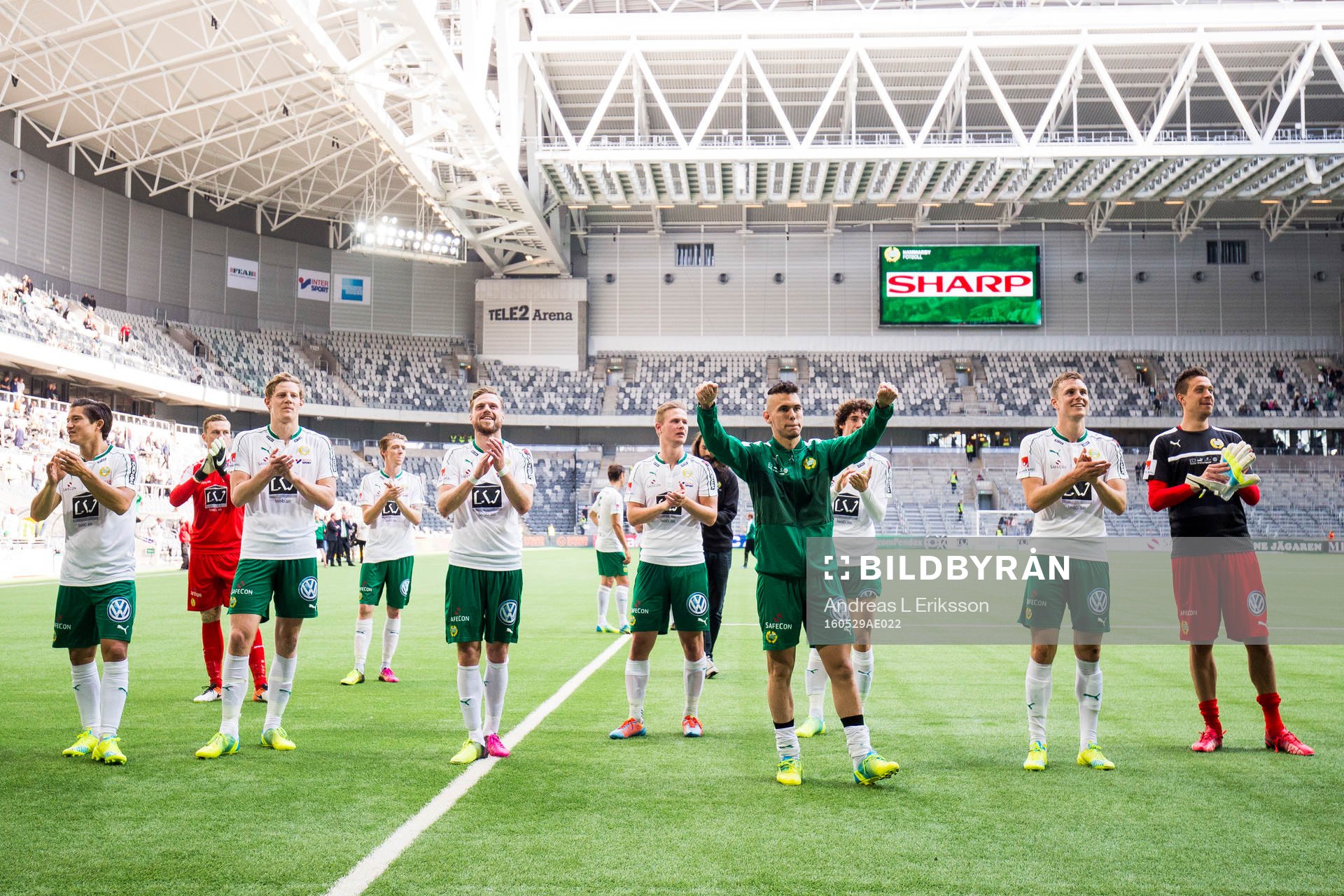 Hammarbys spelare tackar publiken efter fotbollsmatchen i Allsvenskan mellan Hammarby och Gefle den 29 maj 2016 i Stockholm. 