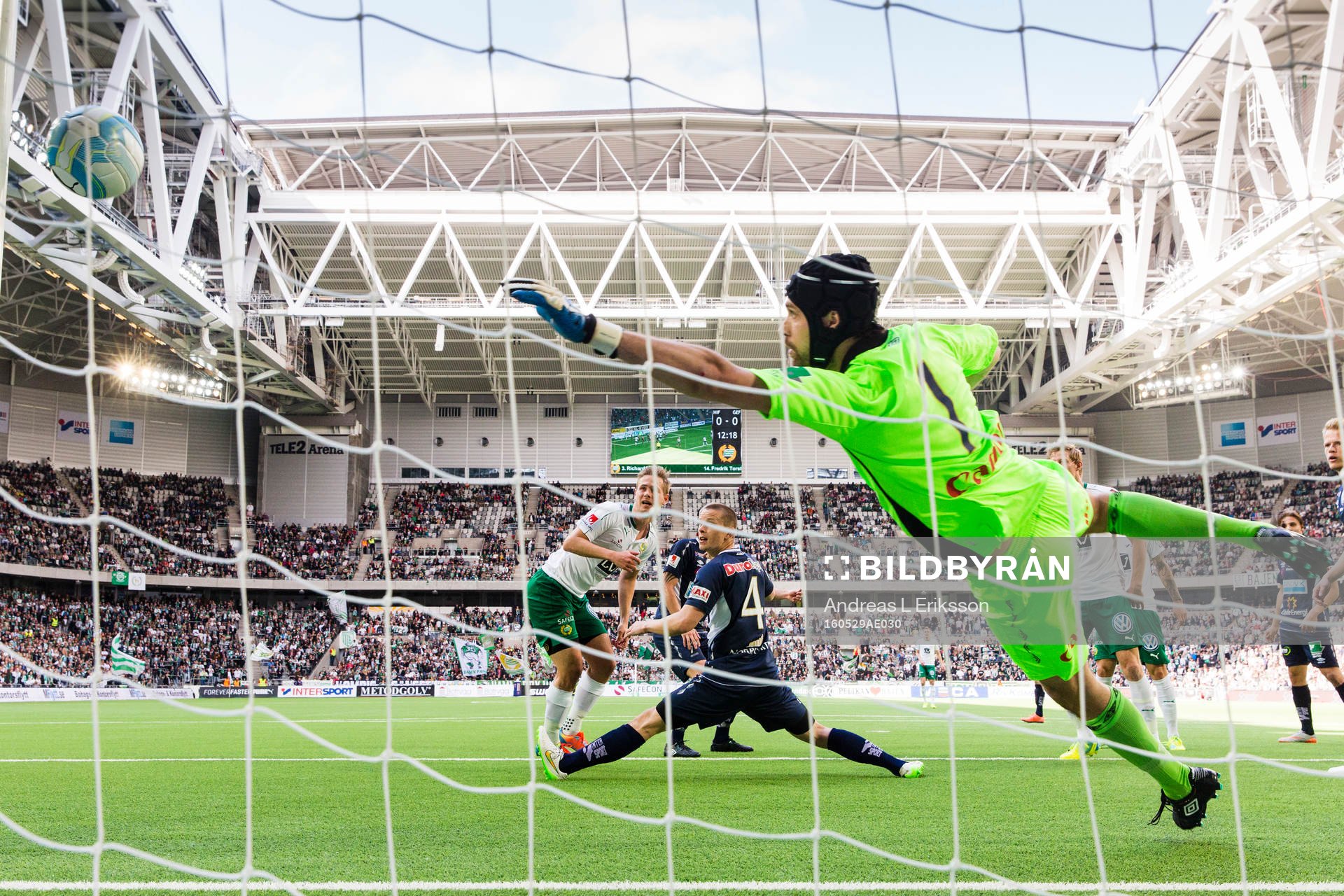 Hammarbys Erik Israelsson gör 1-0 för Hammarby förbi Gefles Anton Lans och målvakt Emil Hedvall under fotbollsmatchen i Allsvenskan mellan Hammarby och Gefle den 29 maj 2016 i Stockholm.