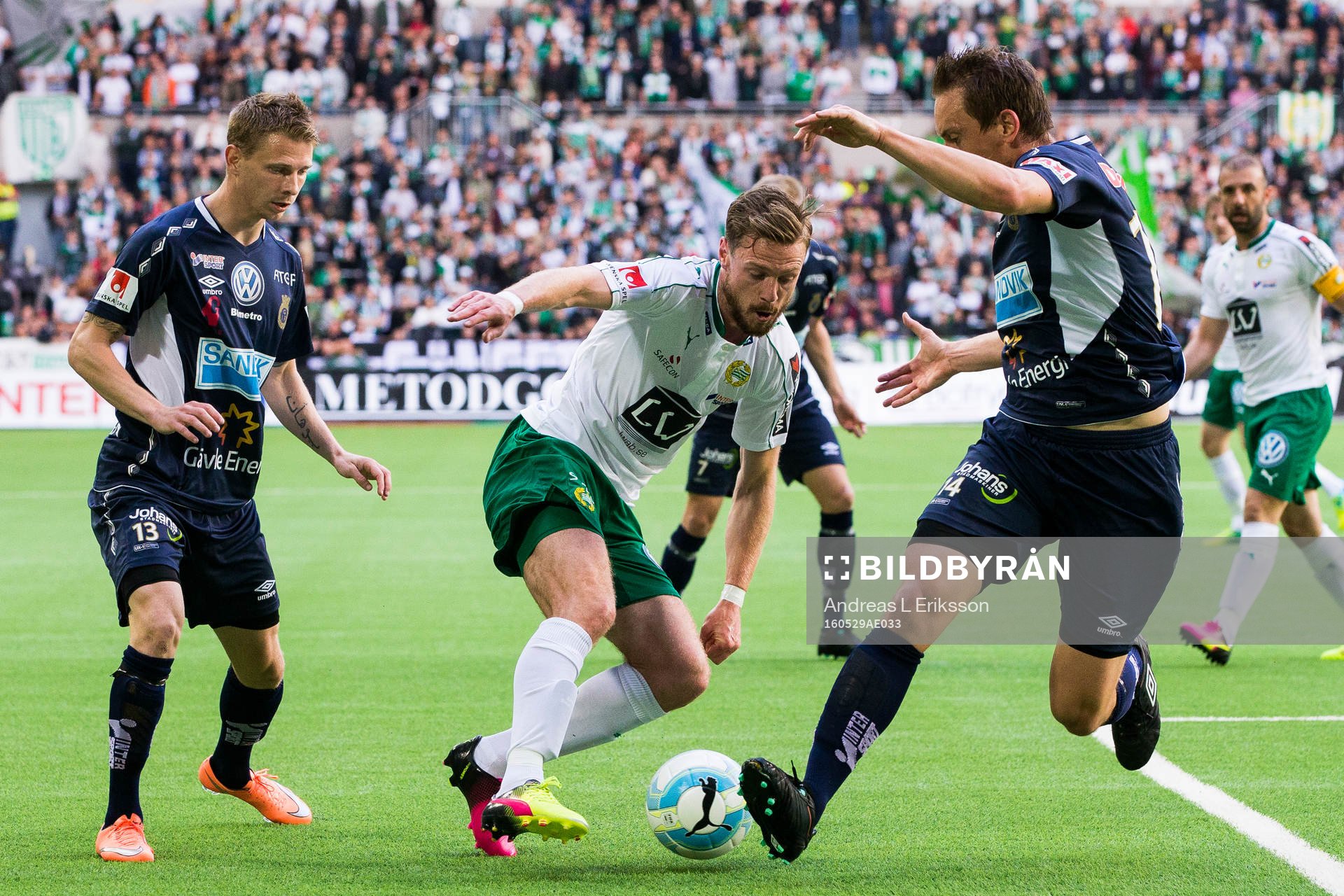 Hammarbys Arnor Smarason (m) bevakas av Gefles Johan