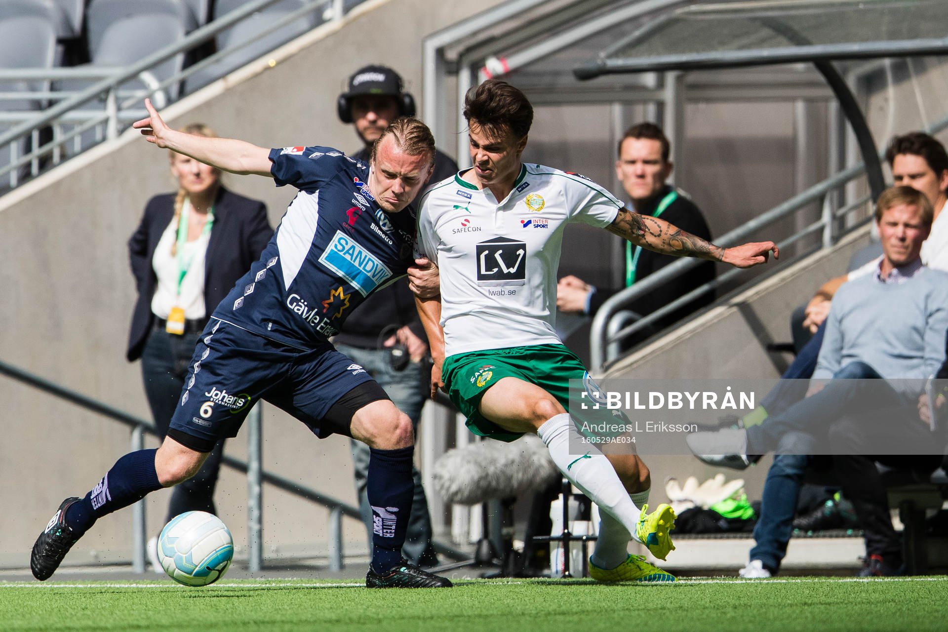 Gefles Jesper Florén i kamp om bollen med Hammarbys Melker Hallberg under fotbollsmatchen i Allsvenskan mellan Hammarby och Gefle den 29 maj 2016 i Stockholm.