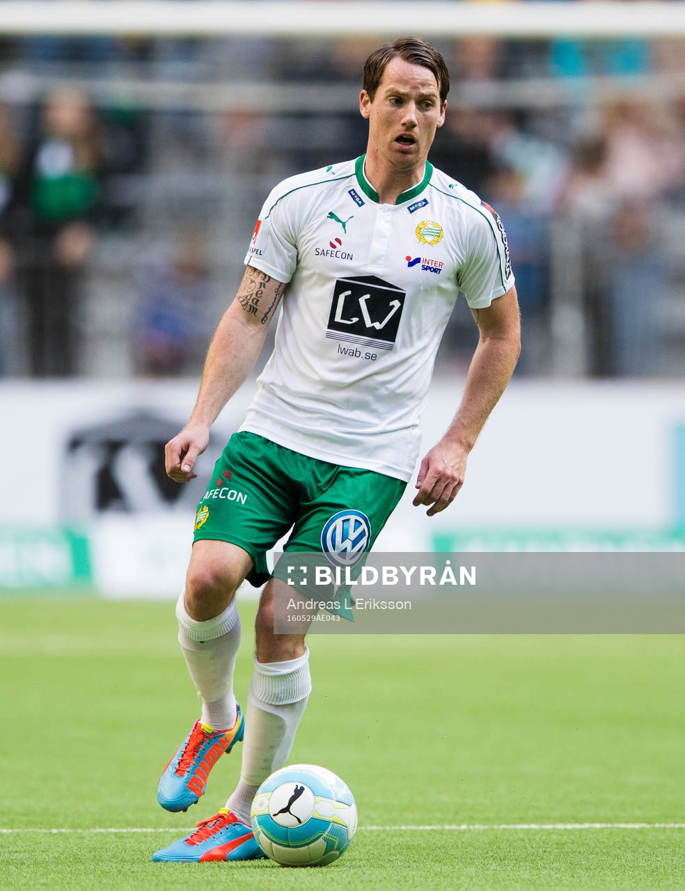 Hammarbys Johan Persson med bollen