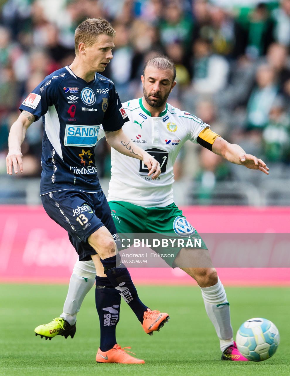 Gefles Johan Bertilsson i kamp om bollen med Hammarbys Kennedy Bakircioglu under fotbollsmatchen i Allsvenskan mellan Hammarby och Gefle den 29 maj 2016 i Stockholm.