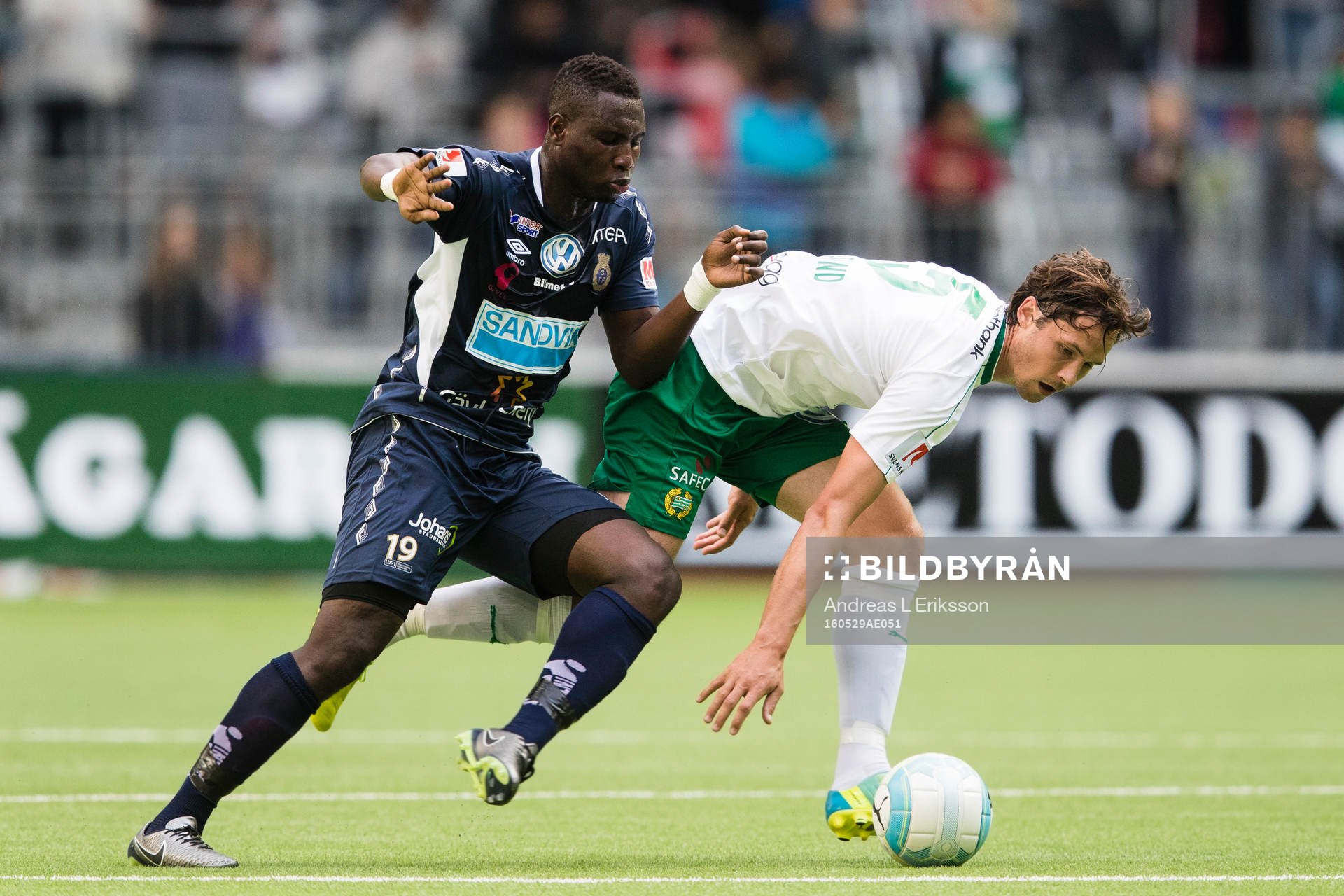 Gefles Abdul Basit Adams i kamp om bollen med Hammarbys Philip Haglund under fotbollsmatchen i Allsvenskan mellan Hammarby och Gefle den 29 maj 2016 i Stockholm.