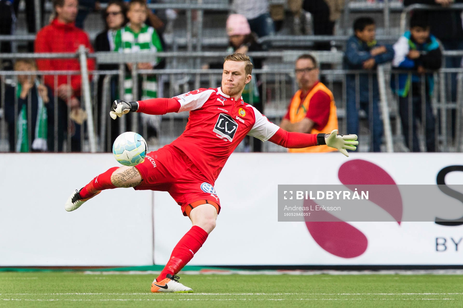 Hammarbys målvakt Ögmundur Kristinsson med en utspark