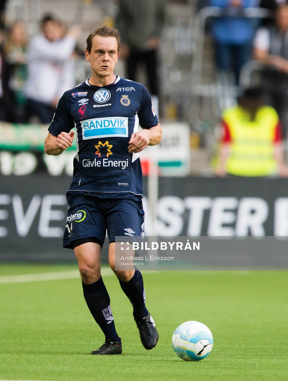 Gefles Jens Portin med bollen