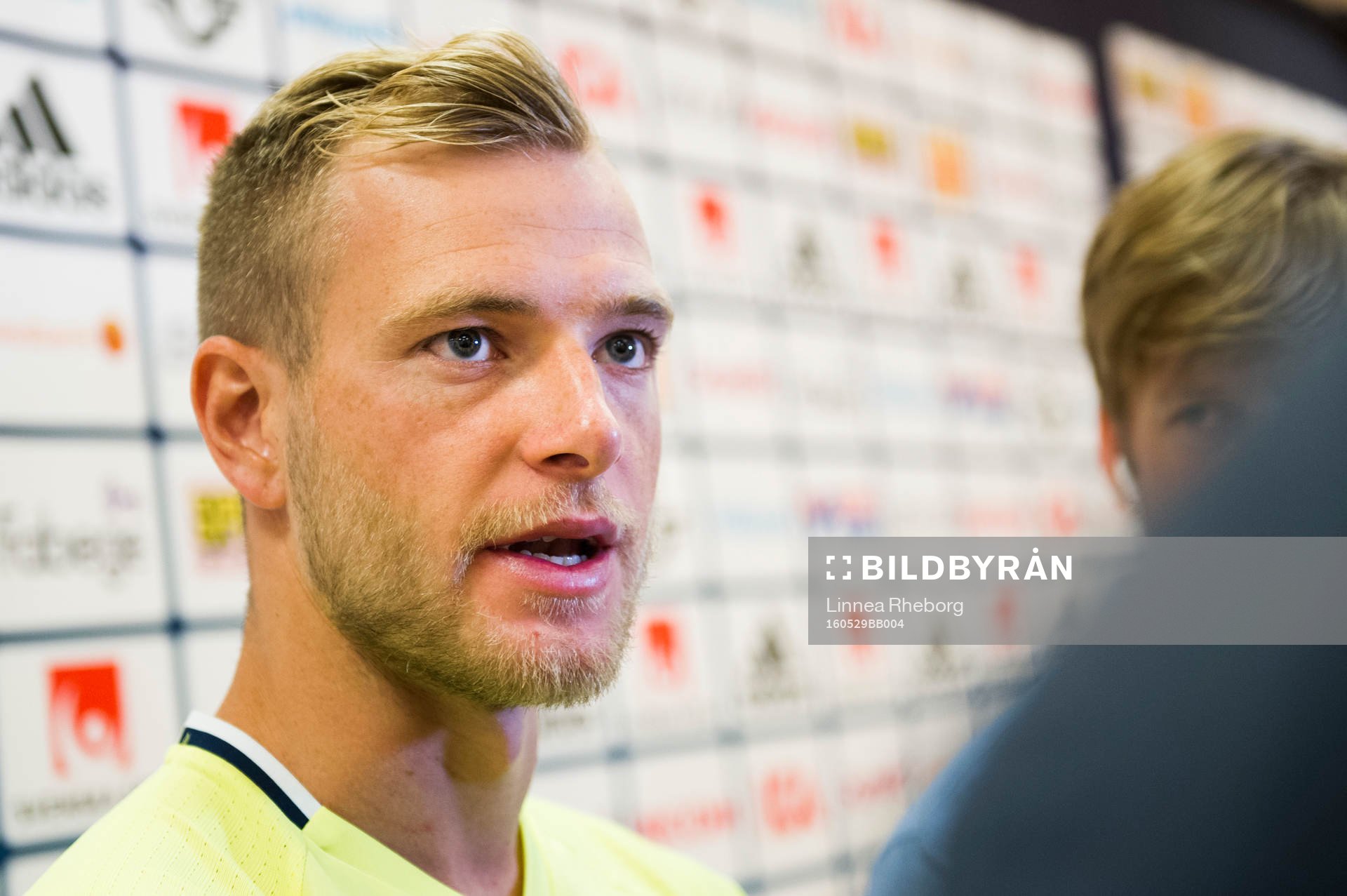 John Guidetti pratar med media i mixed zone inför en träning med Sveriges fotbollslandslag den 29 maj 2016 i Stockholm.