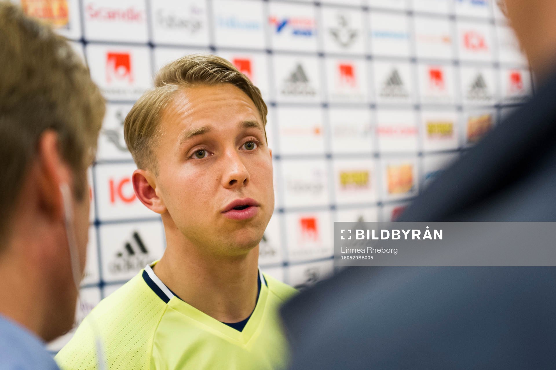 Patrik Carlgren pratar med media i mixed zone