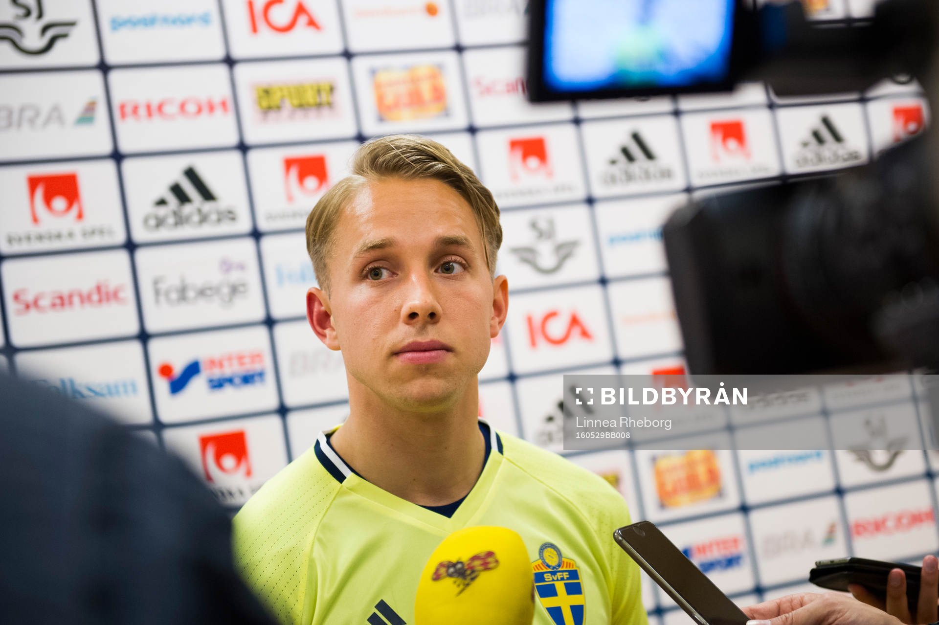 Patrik Carlgren pratar med media i mixed zone