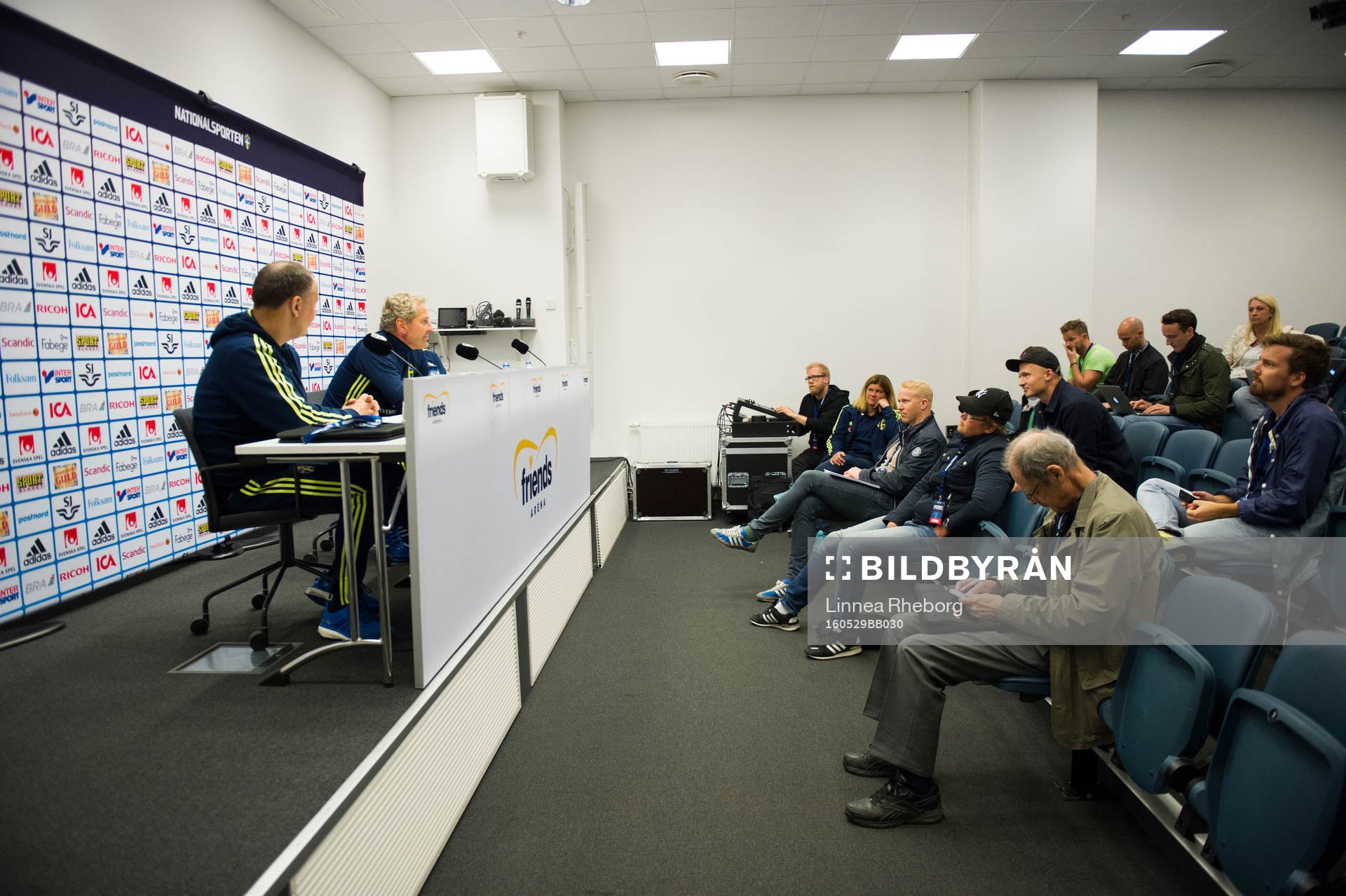 Förbundskapten Erik Hamrén och Andreas Granqvist under en presskonferens efter en träning med Sveriges fotbollslandslag den 29 maj 2016 i Stockholm.