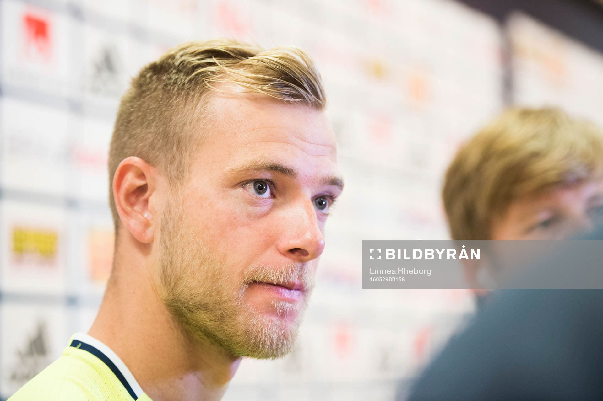 John Guidetti pratar med media i mixed zone inför en träning med Sveriges fotbollslandslag den 29 maj 2016 i Stockholm.