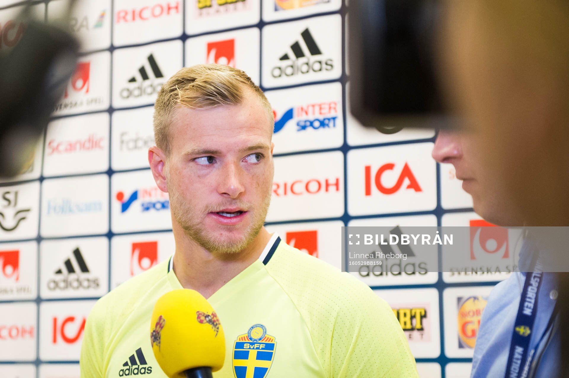 John Guidetti pratar med media i mixed zone inför en träning med Sveriges fotbollslandslag den 29 maj 2016 i Stockholm.