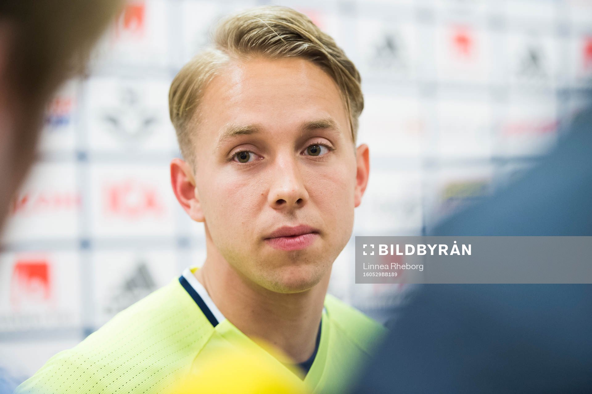 Patrik Carlgren pratar med media i mixed zone