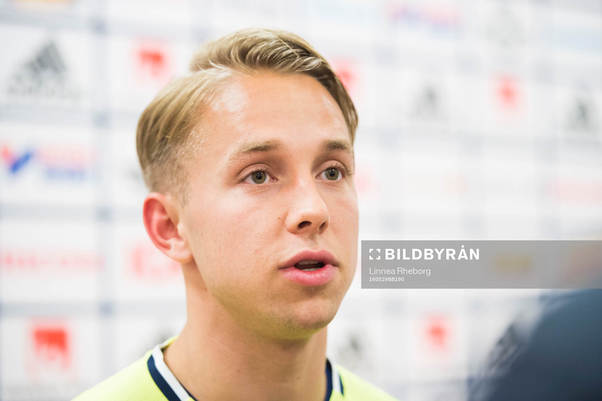 Patrik Carlgren pratar med media i mixed zone