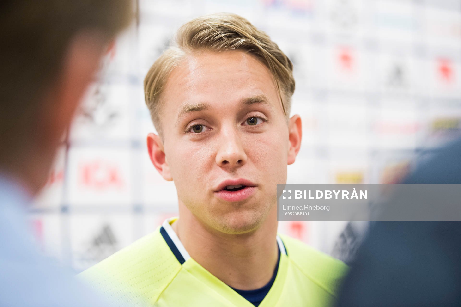 Patrik Carlgren pratar med media i mixed zone