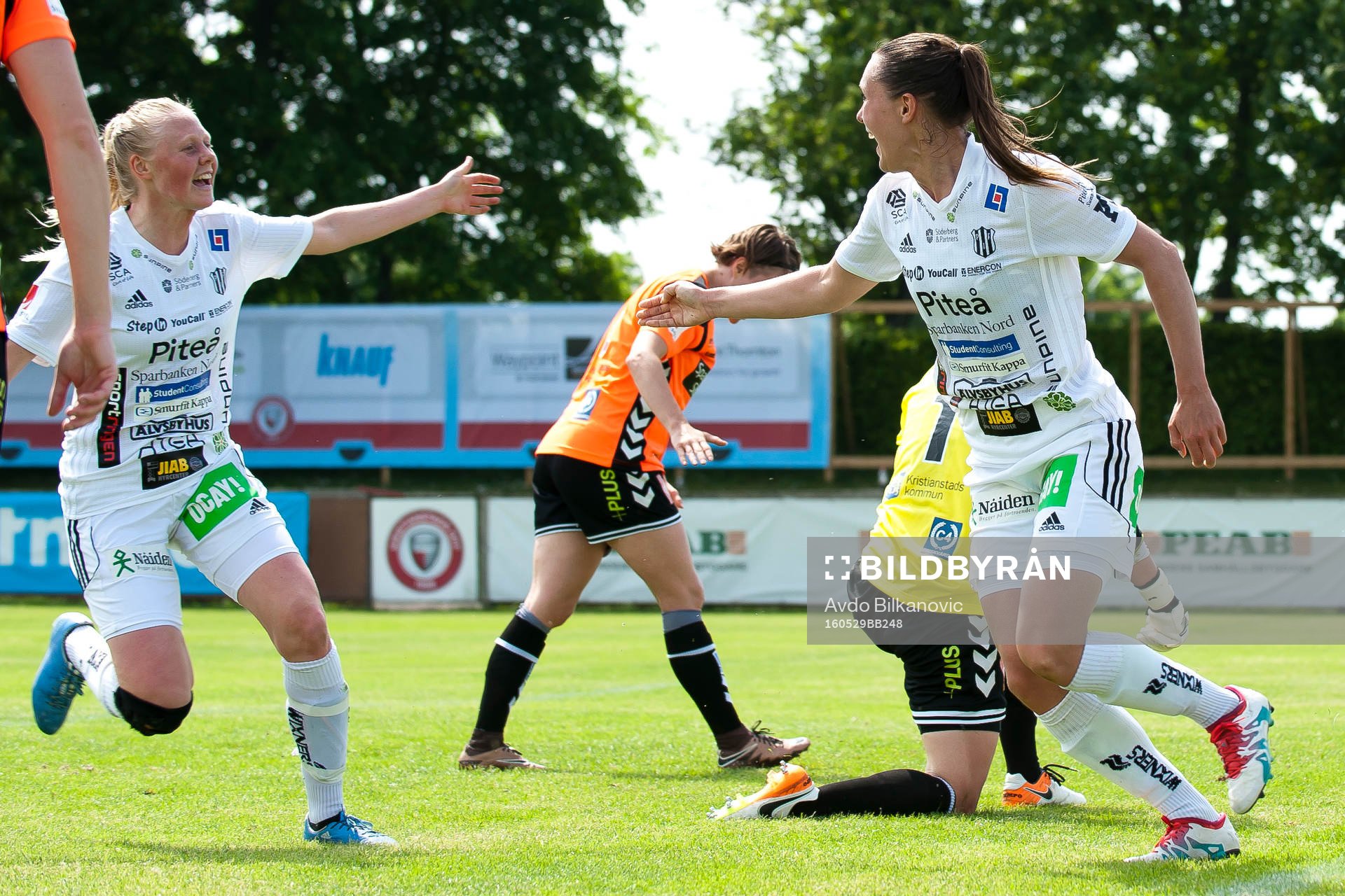 Piteås Felicia Karlsson jublar och Kristianstads målvakt