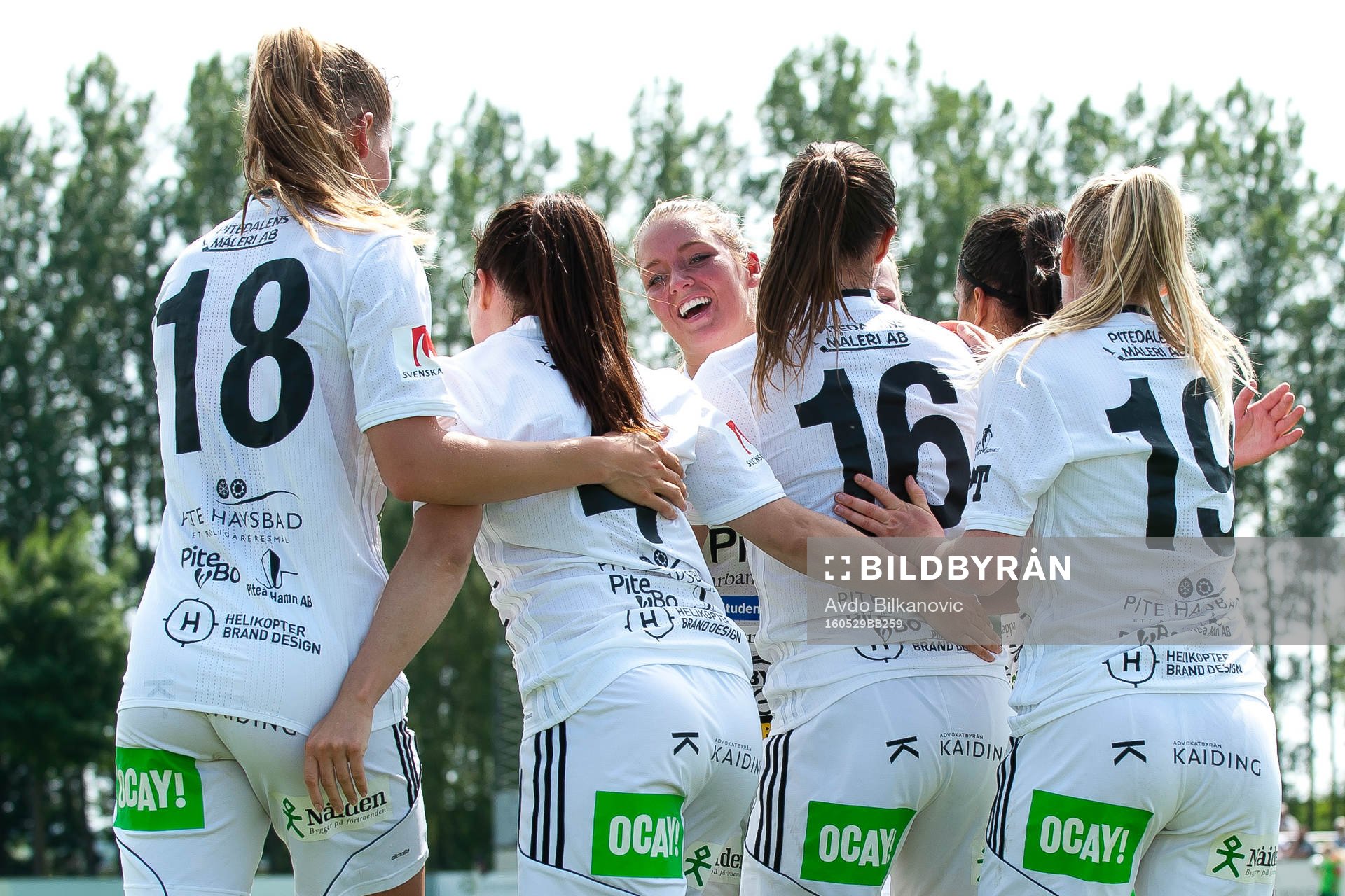 Piteås Nina Jakobsson, Josefin Johansson, Felicia Karlsson och Elin Bragnum  efter 0-1 målet under fotbollsmatchen i Damallsvenskan mellan Kristianstad och Piteå den 29 maj 2016 i Kristianstad.
