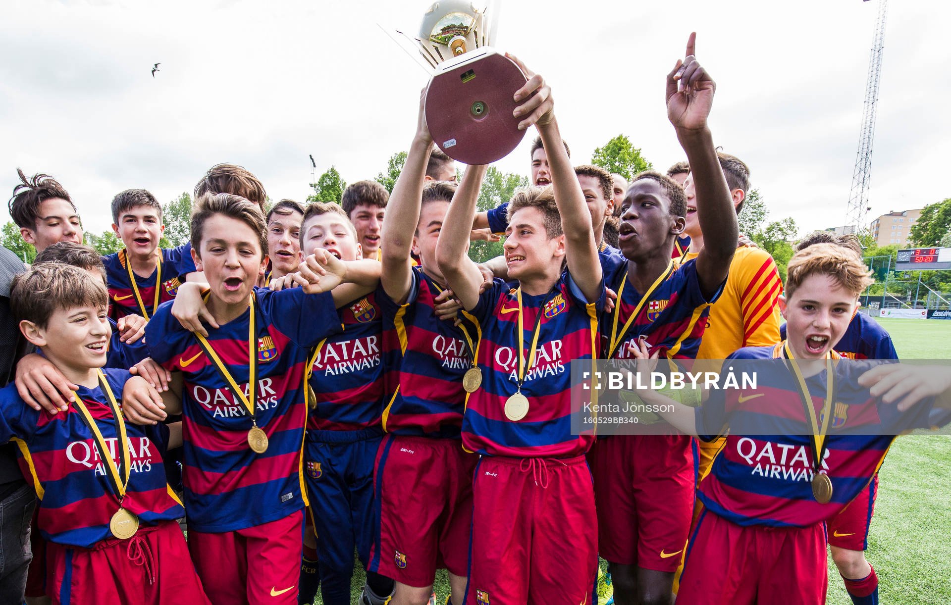Barcelona spelare jublar med pokalen efter finalen för P02 i Lennart Johansson Academy Trophy mellan Barcelona och Besiktas den 29 Maj 2016 i Solna.