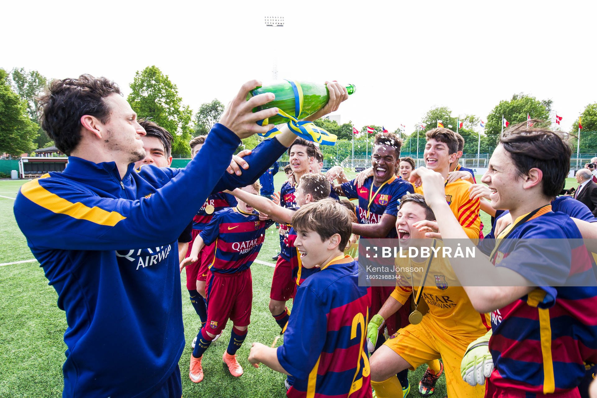 Barcelonas spelare och ledare jublar efter finalen för P02 i Lennart Johansson Academy Trophy mellan Barcelona och Besiktas den 29 Maj 2016 i Solna.