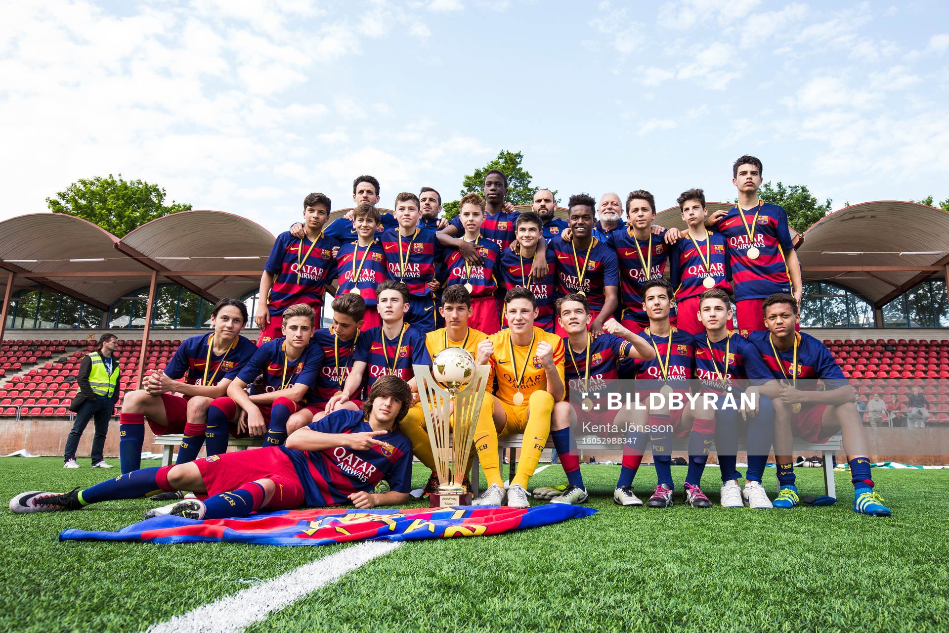 Barcelona jublar efter finalen för P02 i Lennart Johansson Academy Trophy mellan Barcelona och Besiktas den 29 Maj 2016 i Solna. 