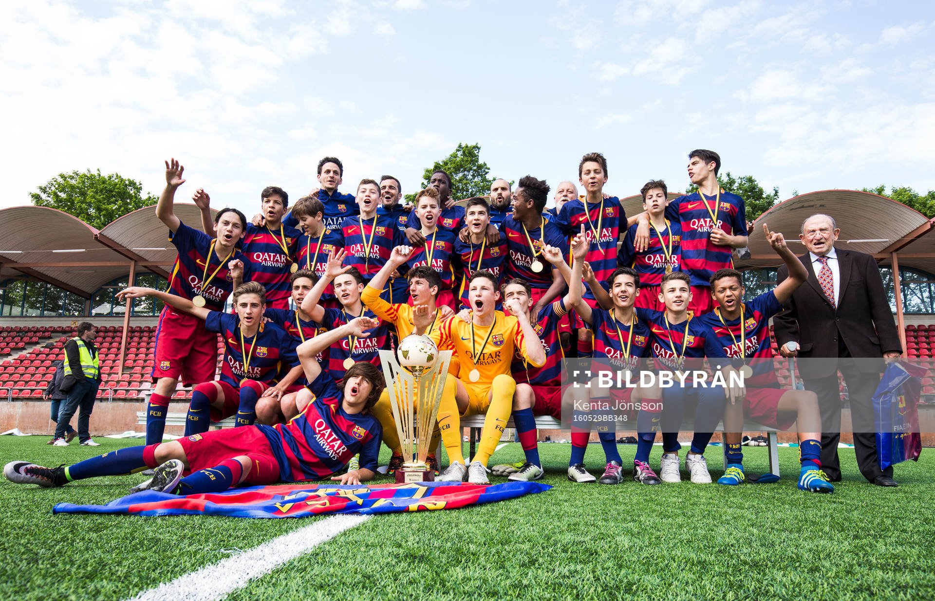 Barcelona jublar efter finalen för P02 i Lennart Johansson Academy Trophy mellan Barcelona och Besiktas den 29 Maj 2016 i Solna. 