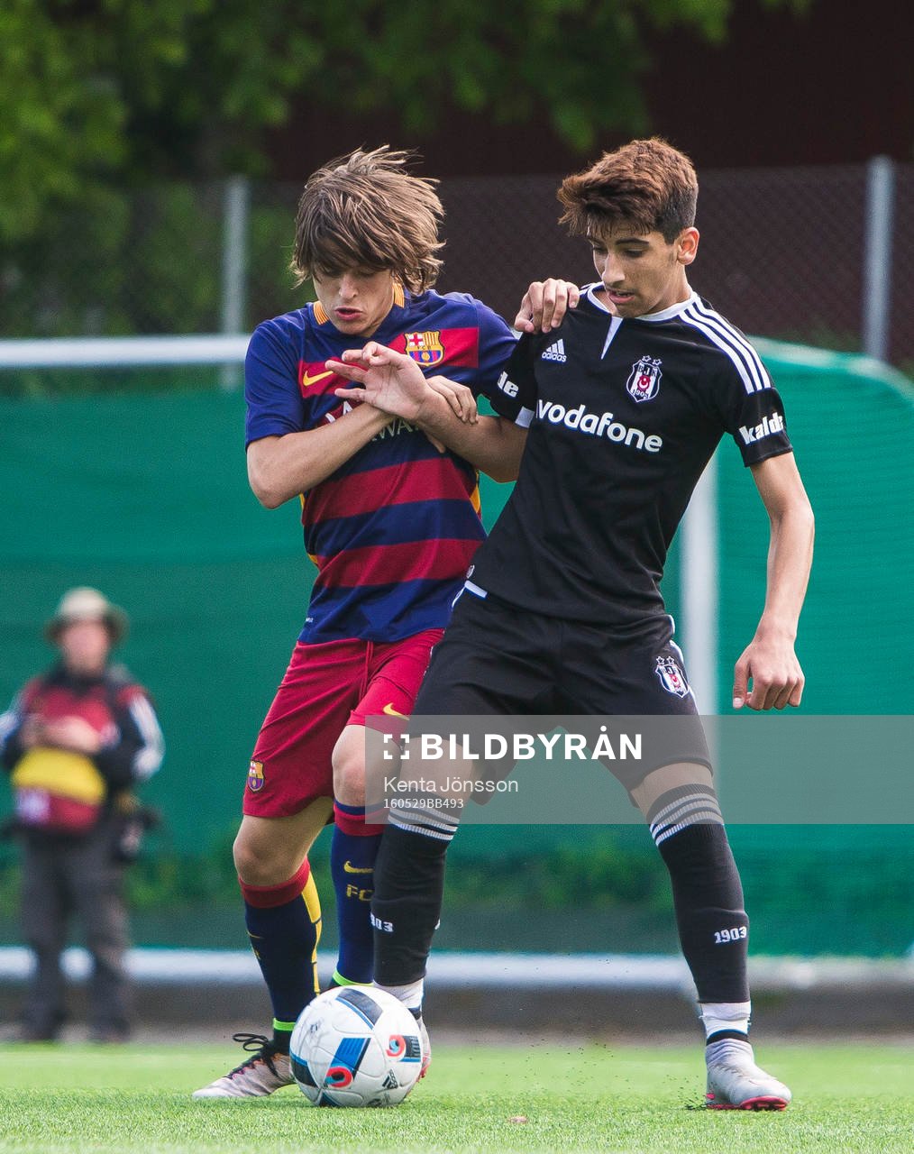 Barcelona Pablo Moreno i kamp om bollen med en Besiktas