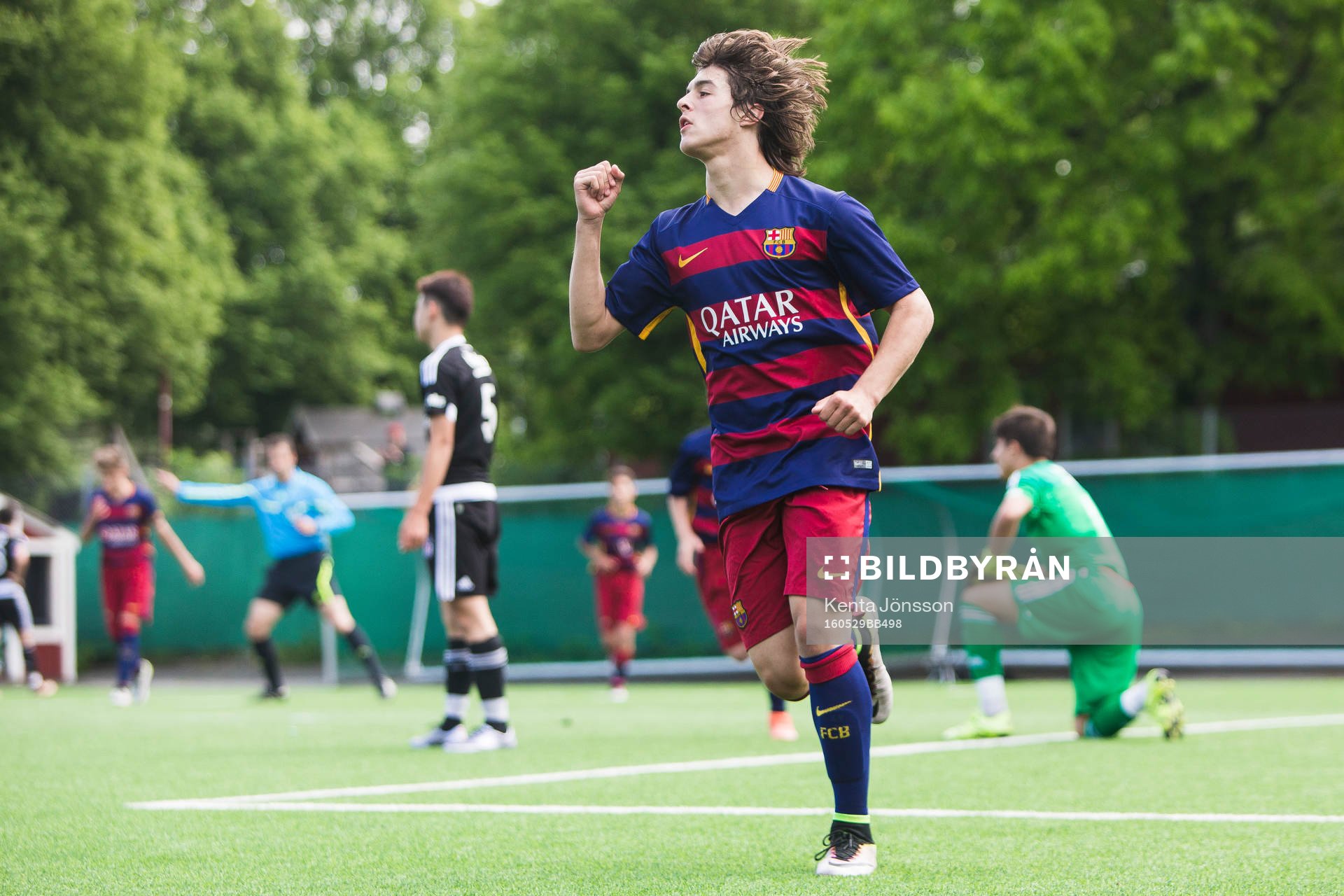 Barcelona Pablo Moreno jublar efter sitt 3-0 mål under finalen för P02 i Lennart Johansson Academy Trophy mellan Barcelona och Besiktas den 29 Maj 2016 i Solna.
