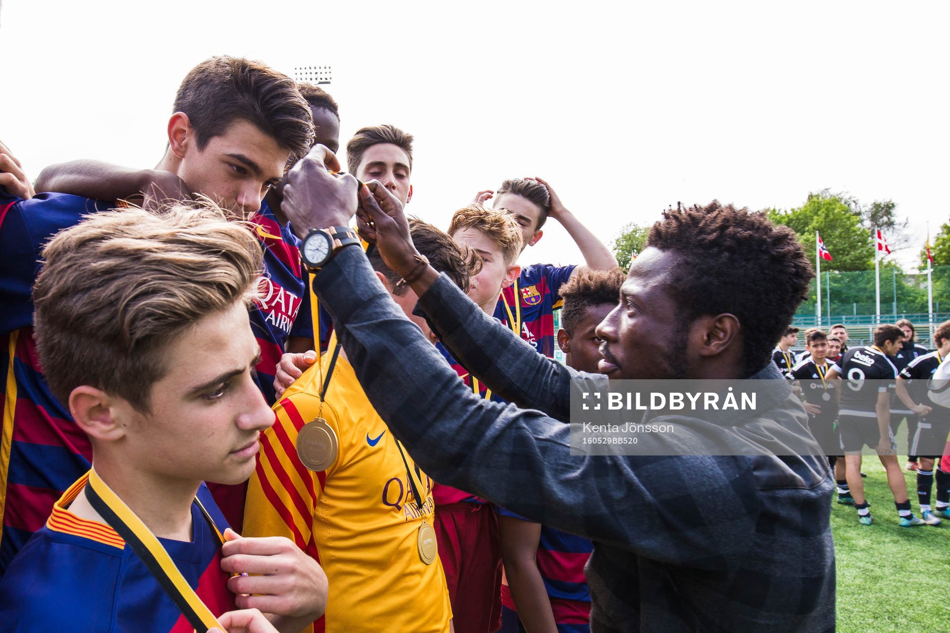 s spelare Ebenezer Ofori delar ut guldmedaljer till