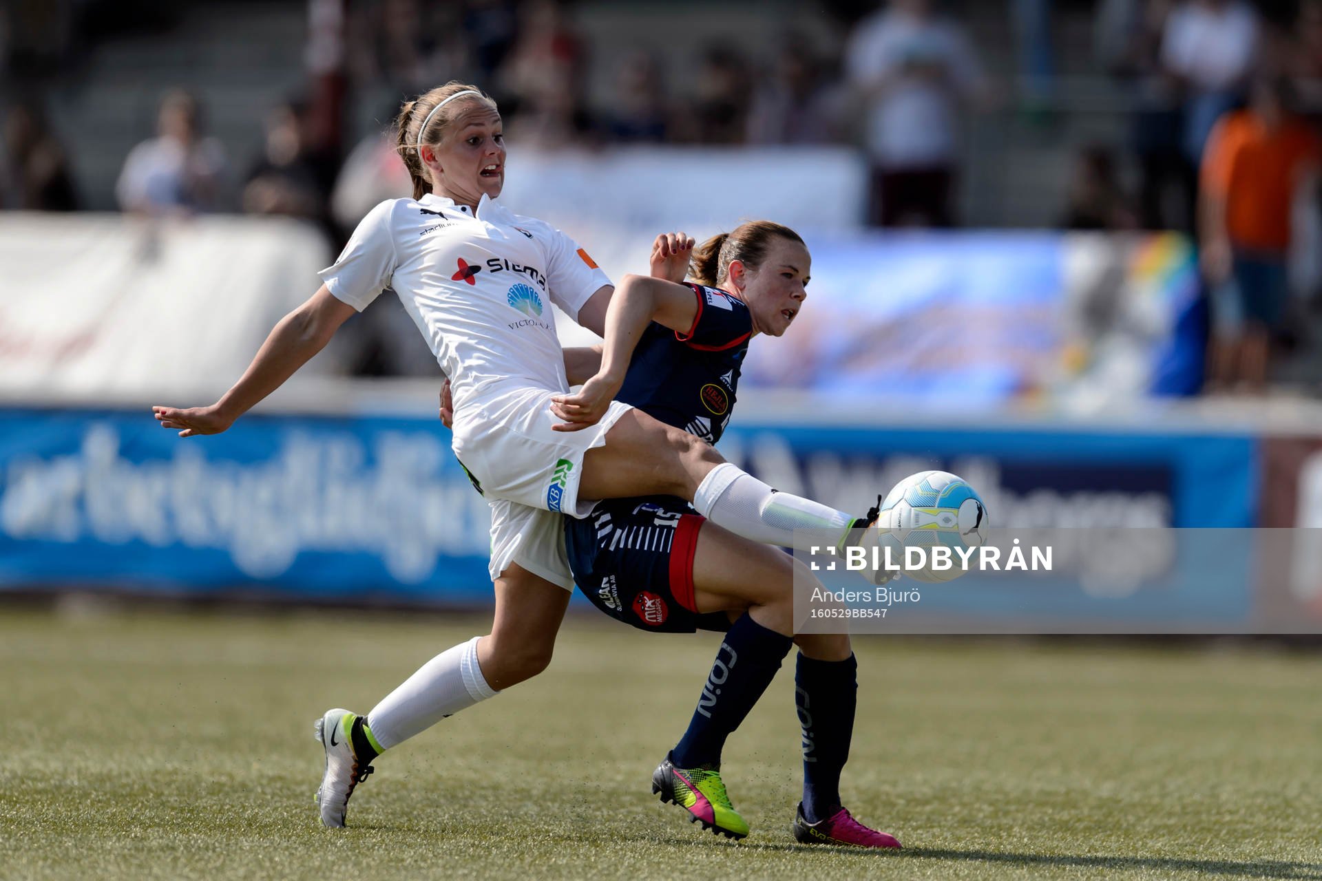Rosengårds Lieke Martens och Linköpings Jessica Samuelsson i kamp om bollen under fotbollsmatchen i Damallsvenskan mellan Rosengård och Linköping den 29 maj 2016 i Malmö.