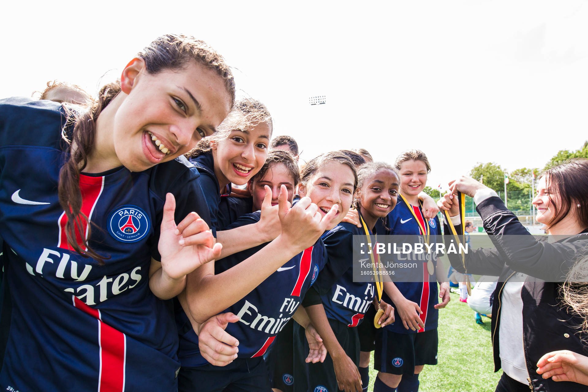 Paris Saint-Germain spelare jublar efter finalen för F02 i Lennart Johansson Academy Trophy mellan Paris Saint-Germain och Espanyol den 29 Maj 2016 i Solna. 