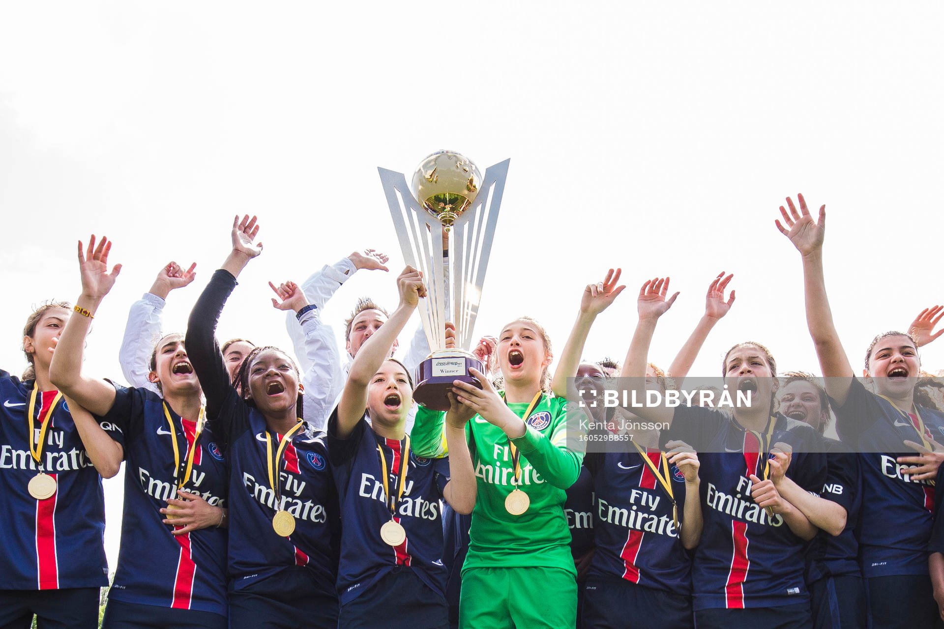 Paris Saint-Germain spelare jublar med pokalen