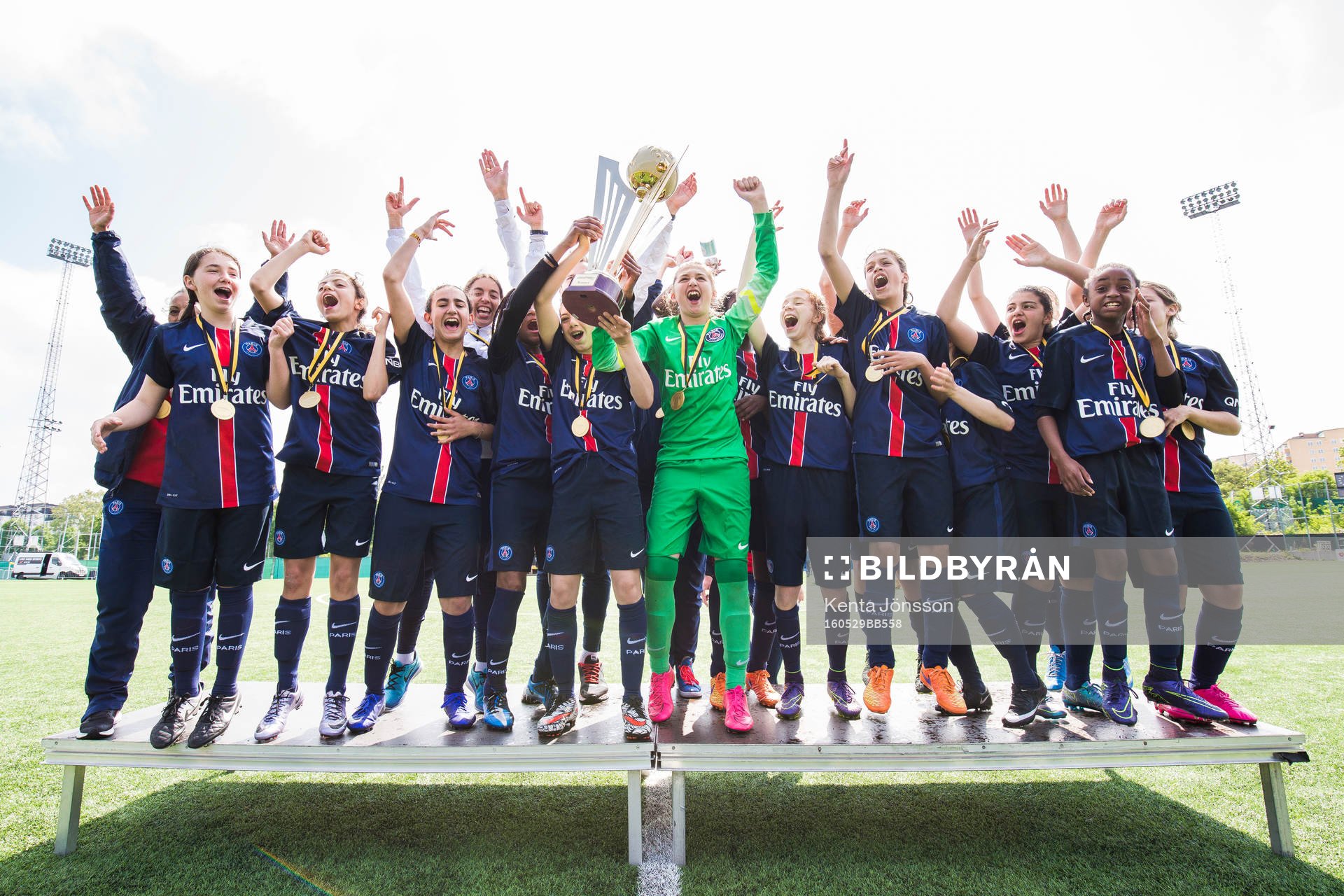 Paris Saint-Germain spelare jublar med pokalen