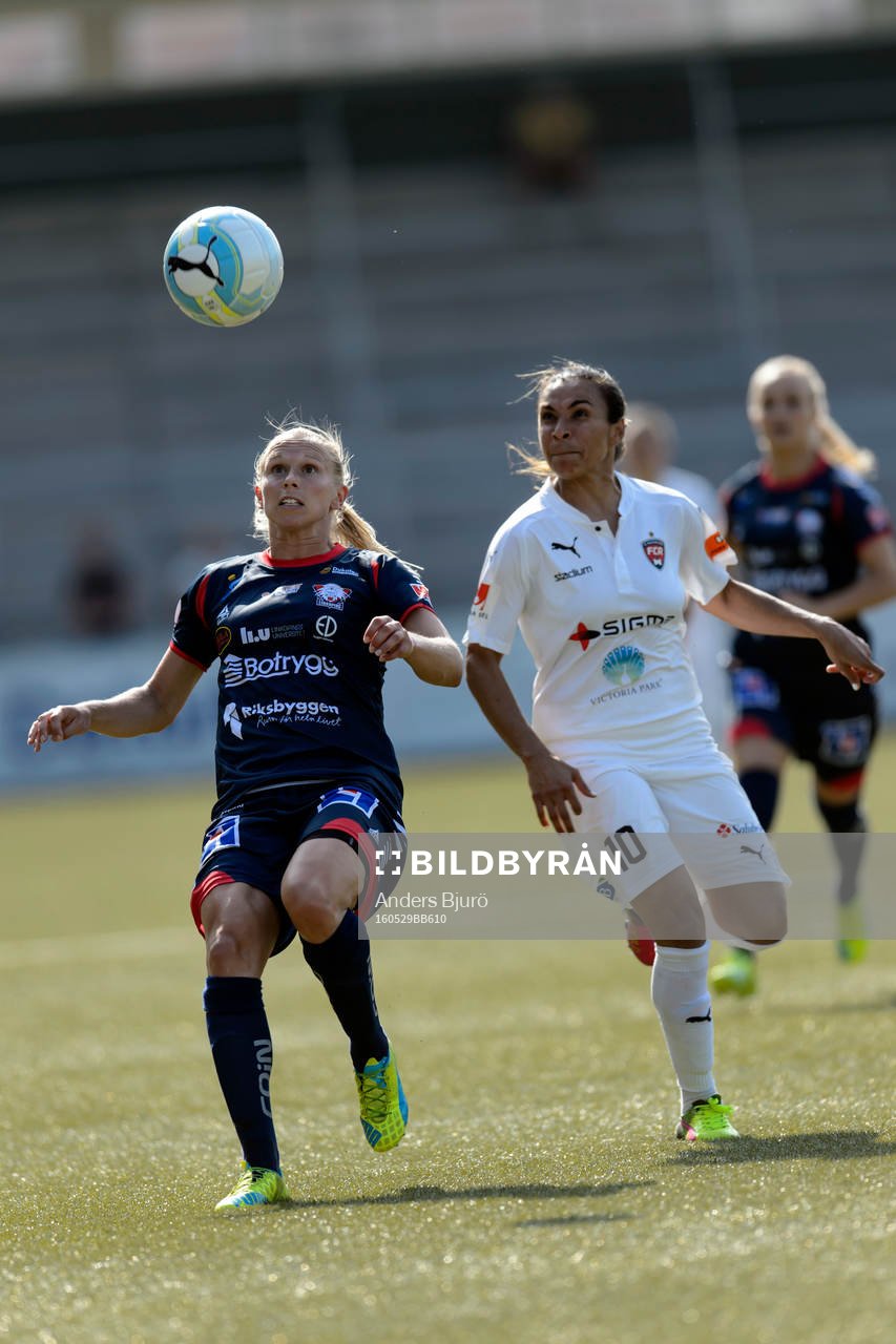Linköpings Jonna Andersson i kamp med Rosengårds Marta Viera Da Silva under fotbollsmatchen i Damallsvenskan mellan Rosengård och Linköping den 29 maj 2016 i Malmö.
