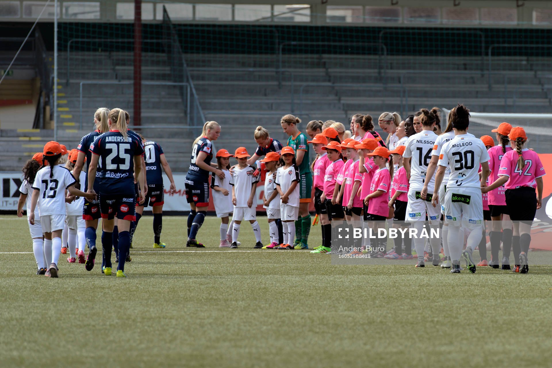 Spelarna marscherar in på planen