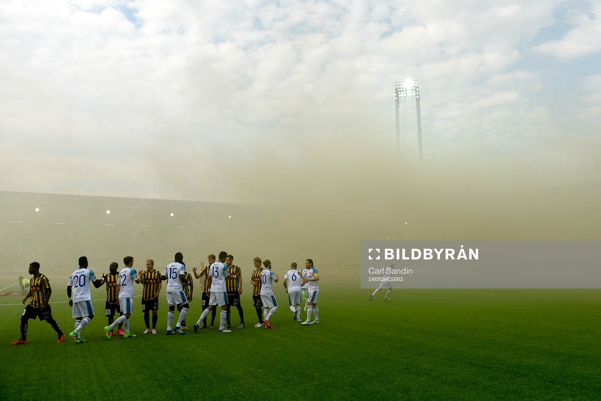 Bengal rök över arenan innan fotbollsmatchen i