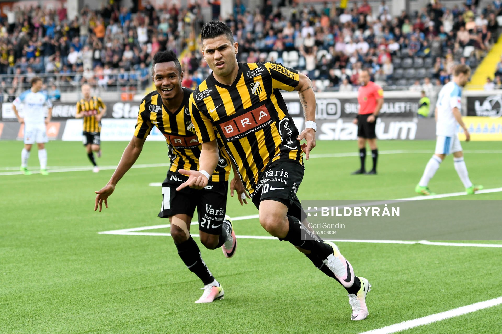 Häckens Nasiru Mohammed och Paulo de Oliveira jublar