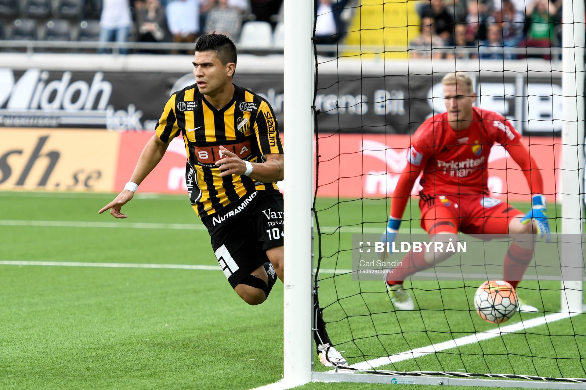 Häckens Paulo de Oliveira jublar
