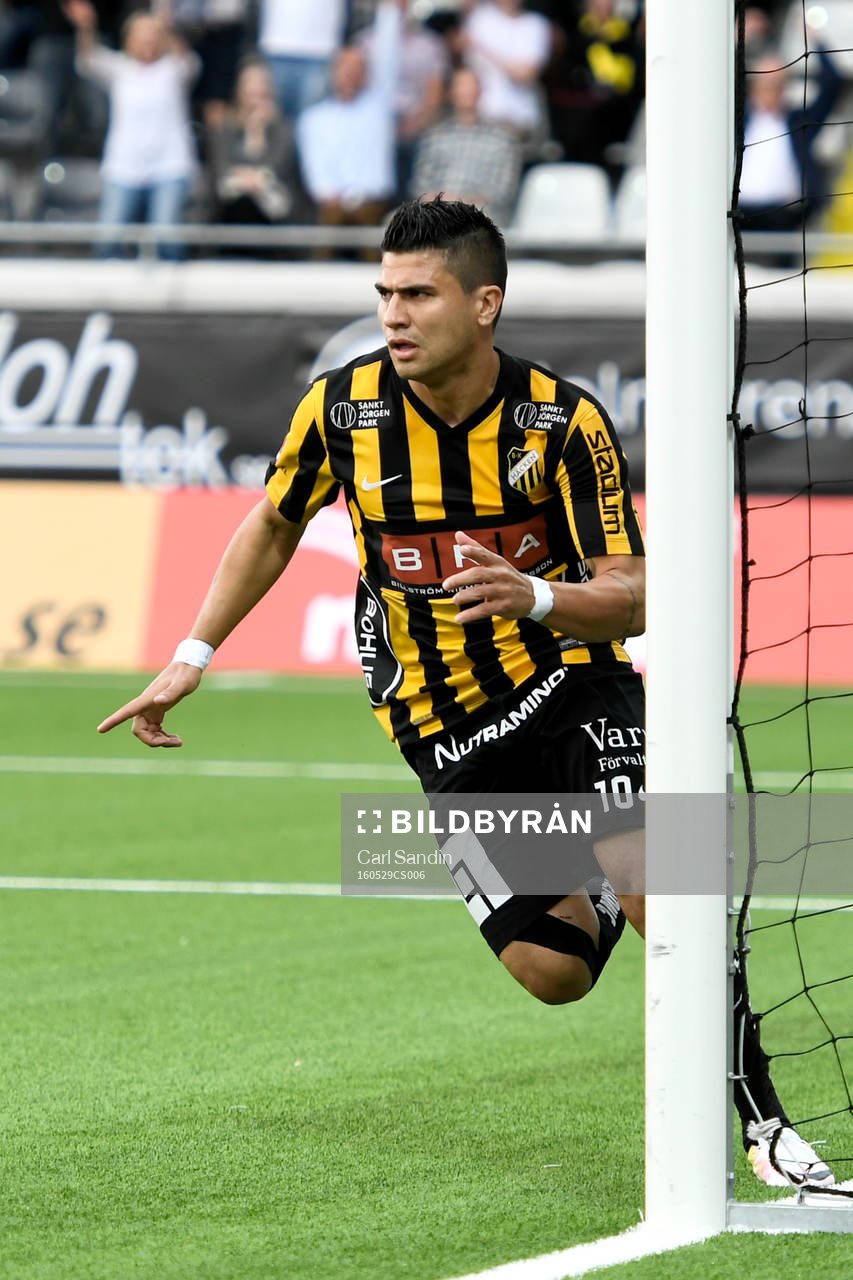 Häckens Paulo de Oliveira jublar